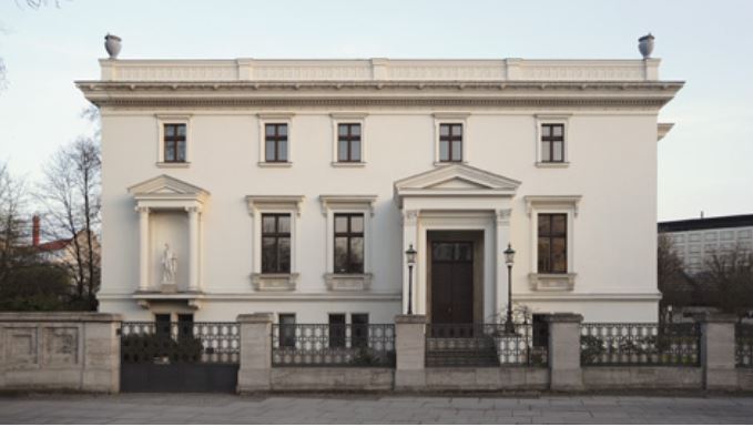 Außenansicht des historischen Hauptgebäudes der SPK
