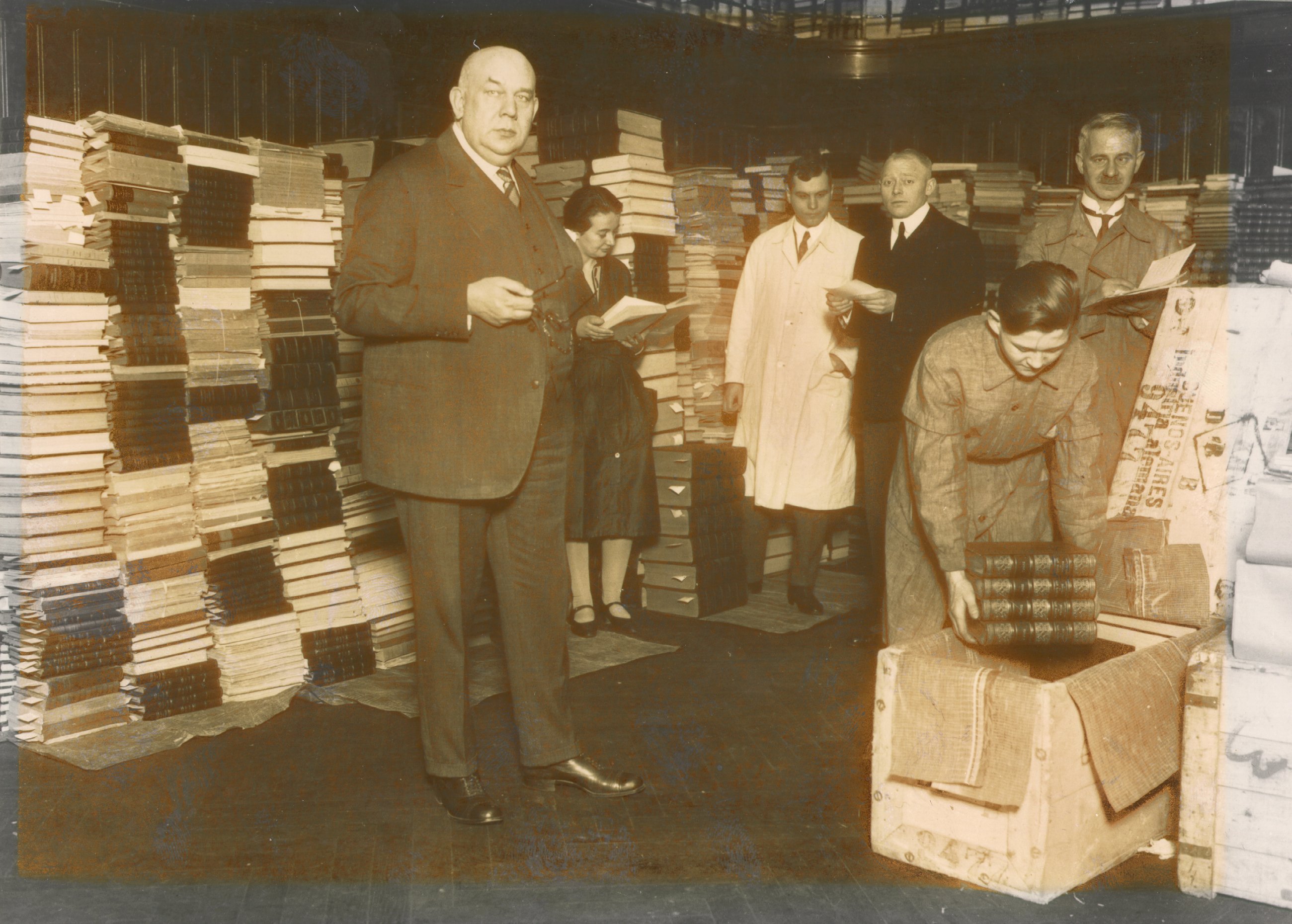 Foto histórica del personal del IAI con colecciones de libros (abre una ampliación de la imagen)