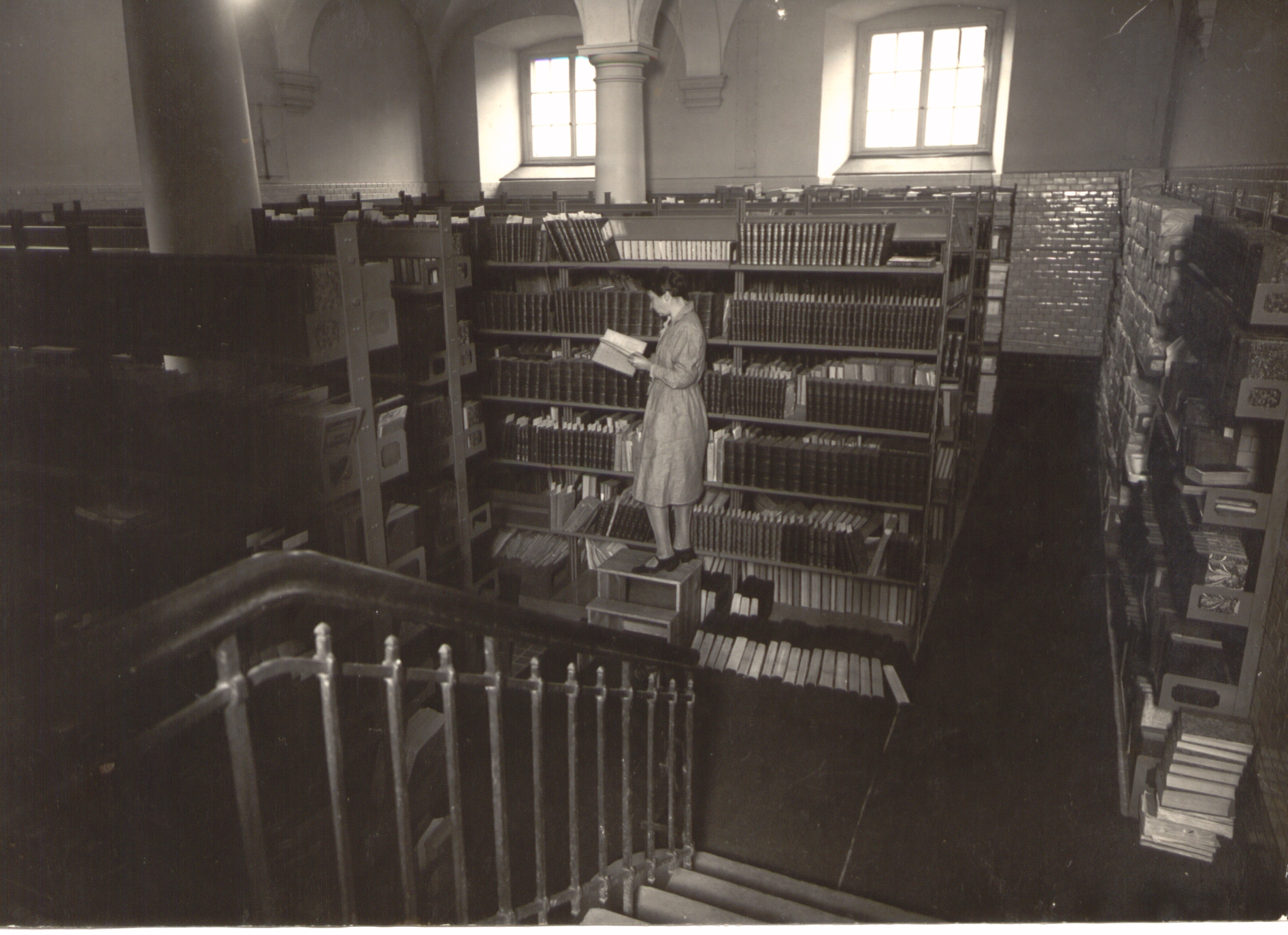 Historisches Foto von Archiv-Regalen mit Büchern (öffnet Vergrößerung des Bildes)