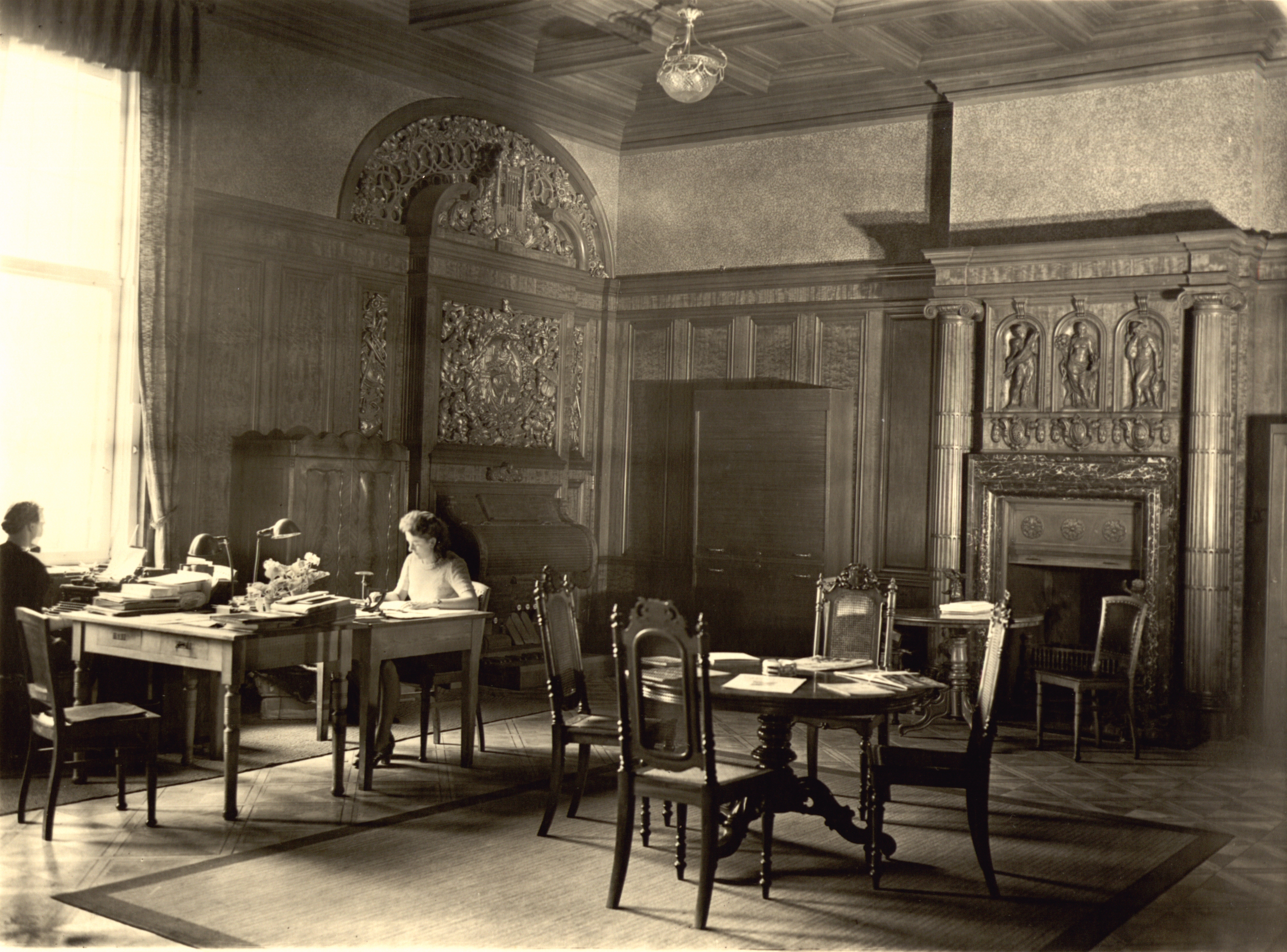 Historische Aufnahme von Lesenden an Tischen im Lesesaal (öffnet Vergrößerung des Bildes)