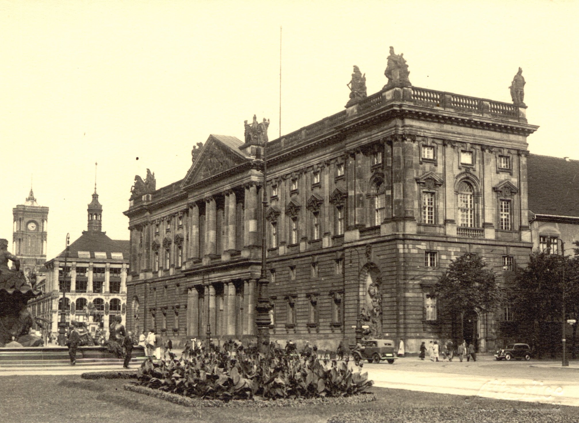 Historische Außenaufnahme des ersten IAI-Gebäudes (öffnet Vergrößerung des Bildes)