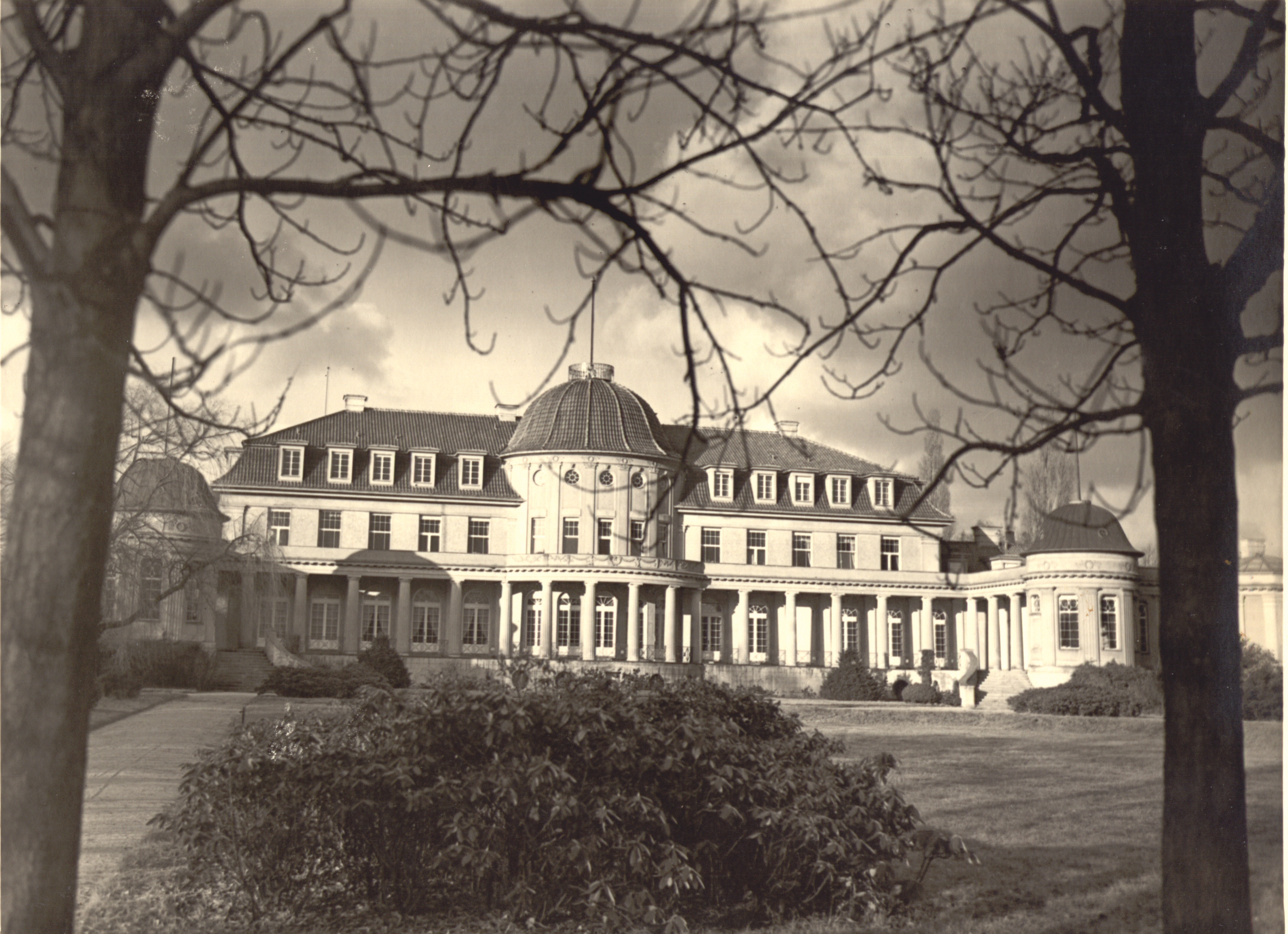 Historische Aufnahme von der Außenansicht des Gebäudes (öffnet Vergrößerung des Bildes)