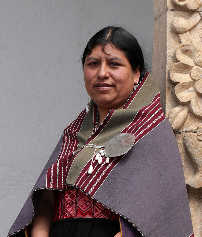 Porträt von Elvira Espejo Ayca mit traditionellem Umhang