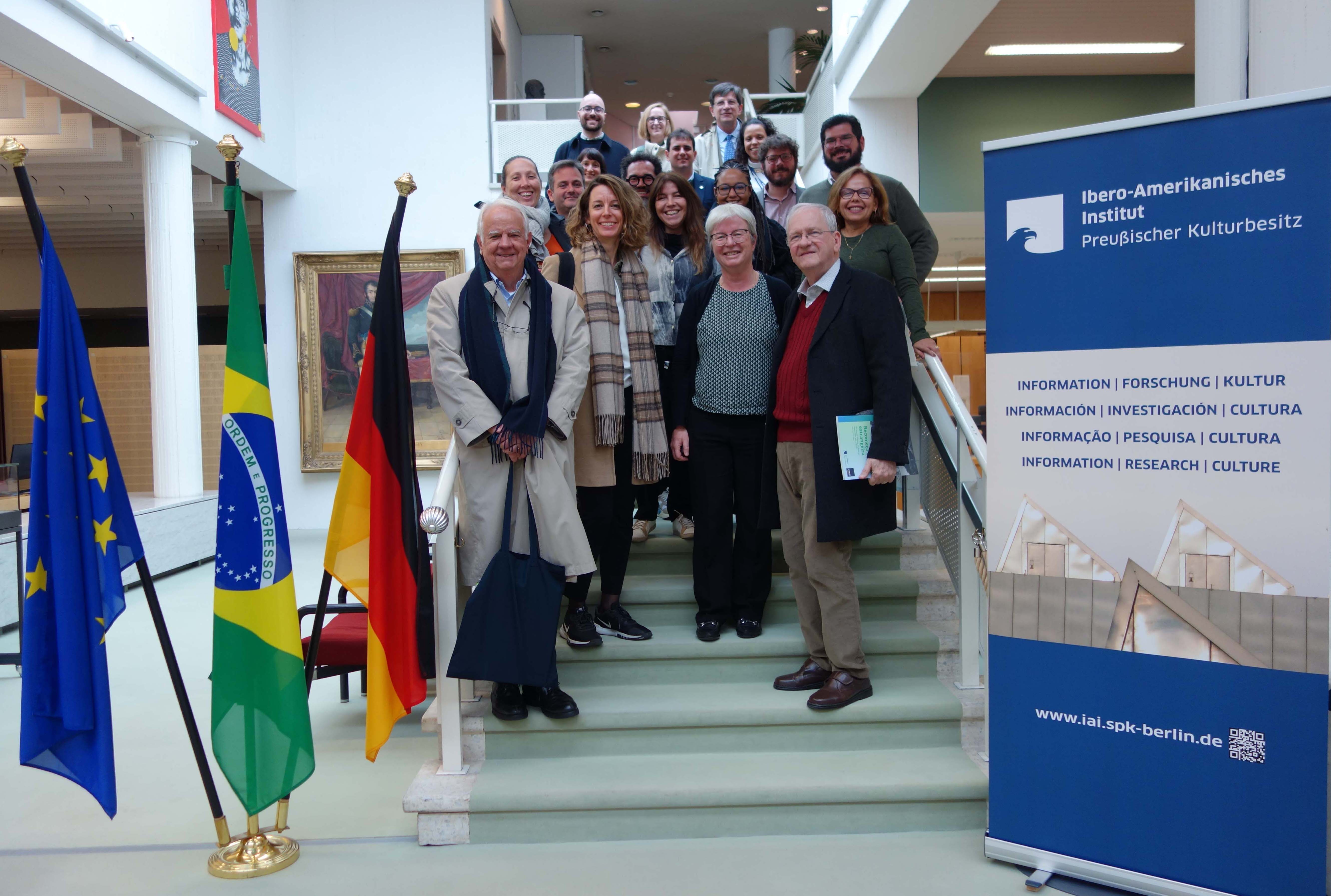 Foto de grupo con la delegación en las escaleras de la sala de lectura del IAI (abre una ampliación de la imagen)