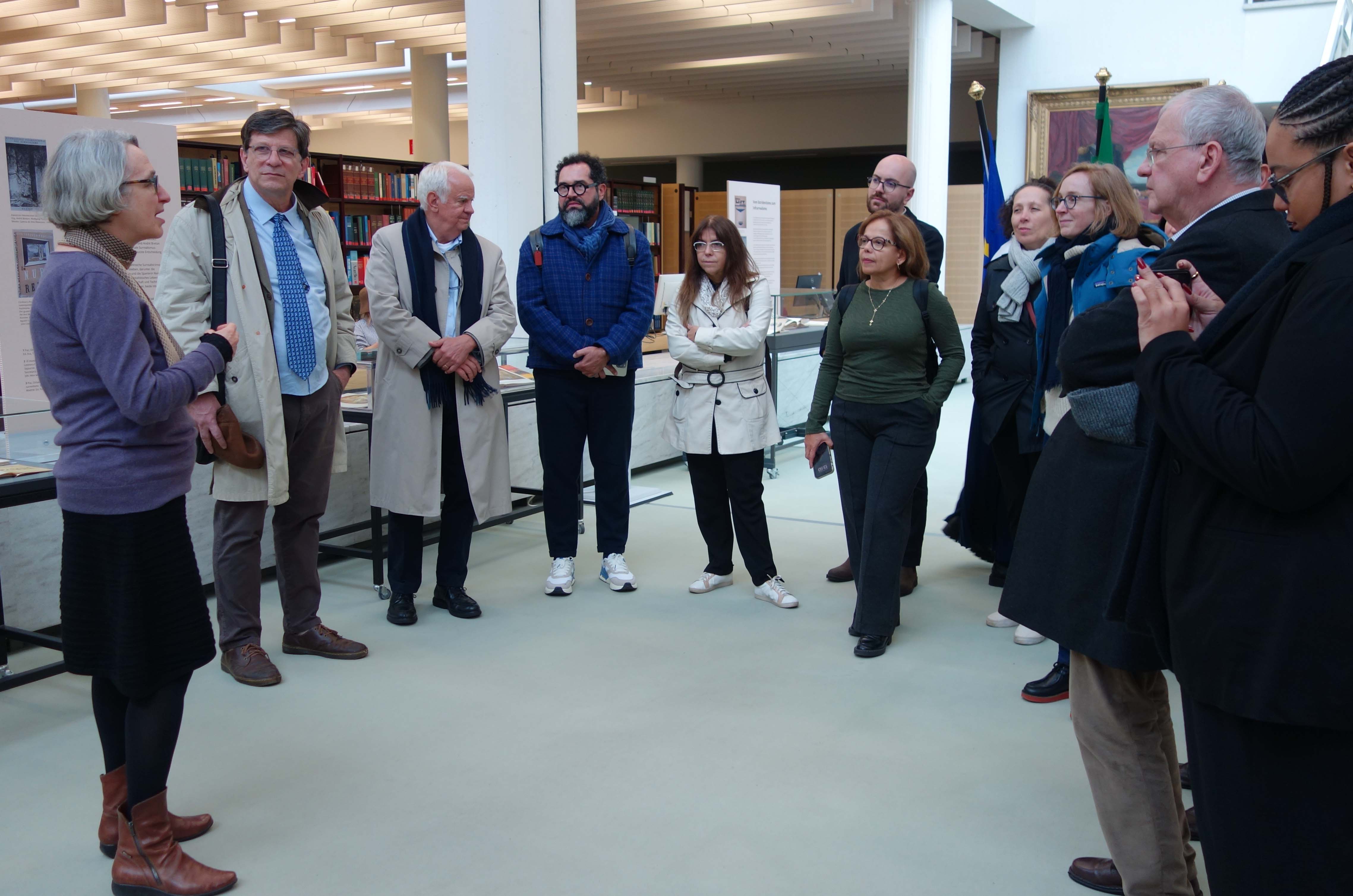 La curadora, rodeada de la delegación que escucha sus explicaciones (abre una ampliación de la imagen)