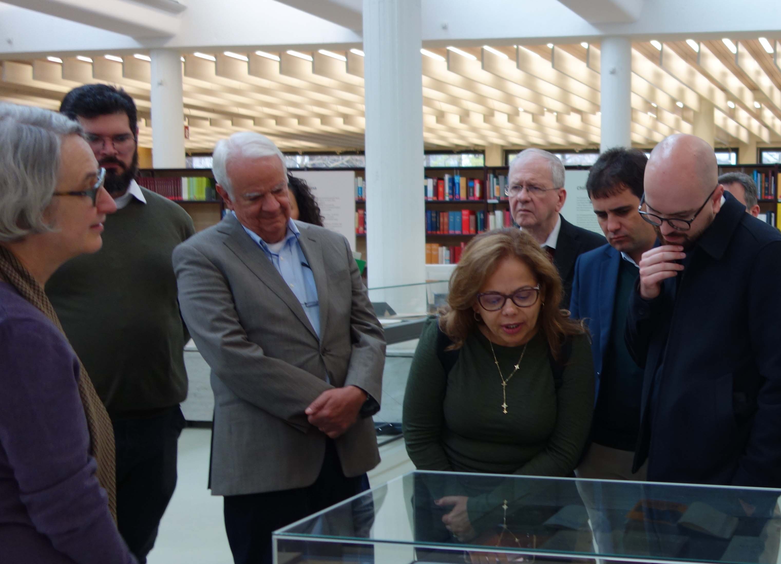 Varias personas miran una vitrina. (abre una ampliación de la imagen)