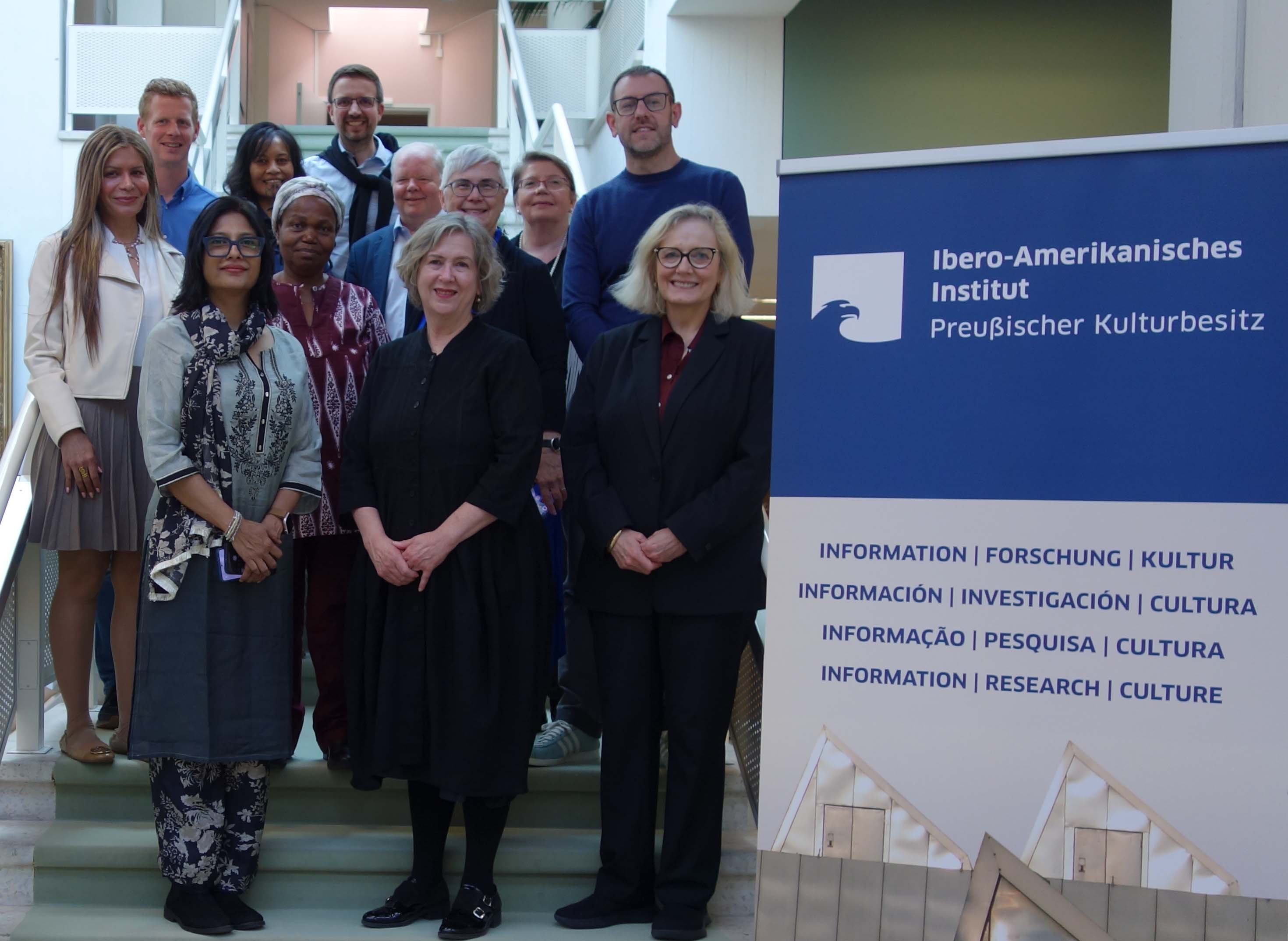 12 pessoas na escadaria da sala de leitura