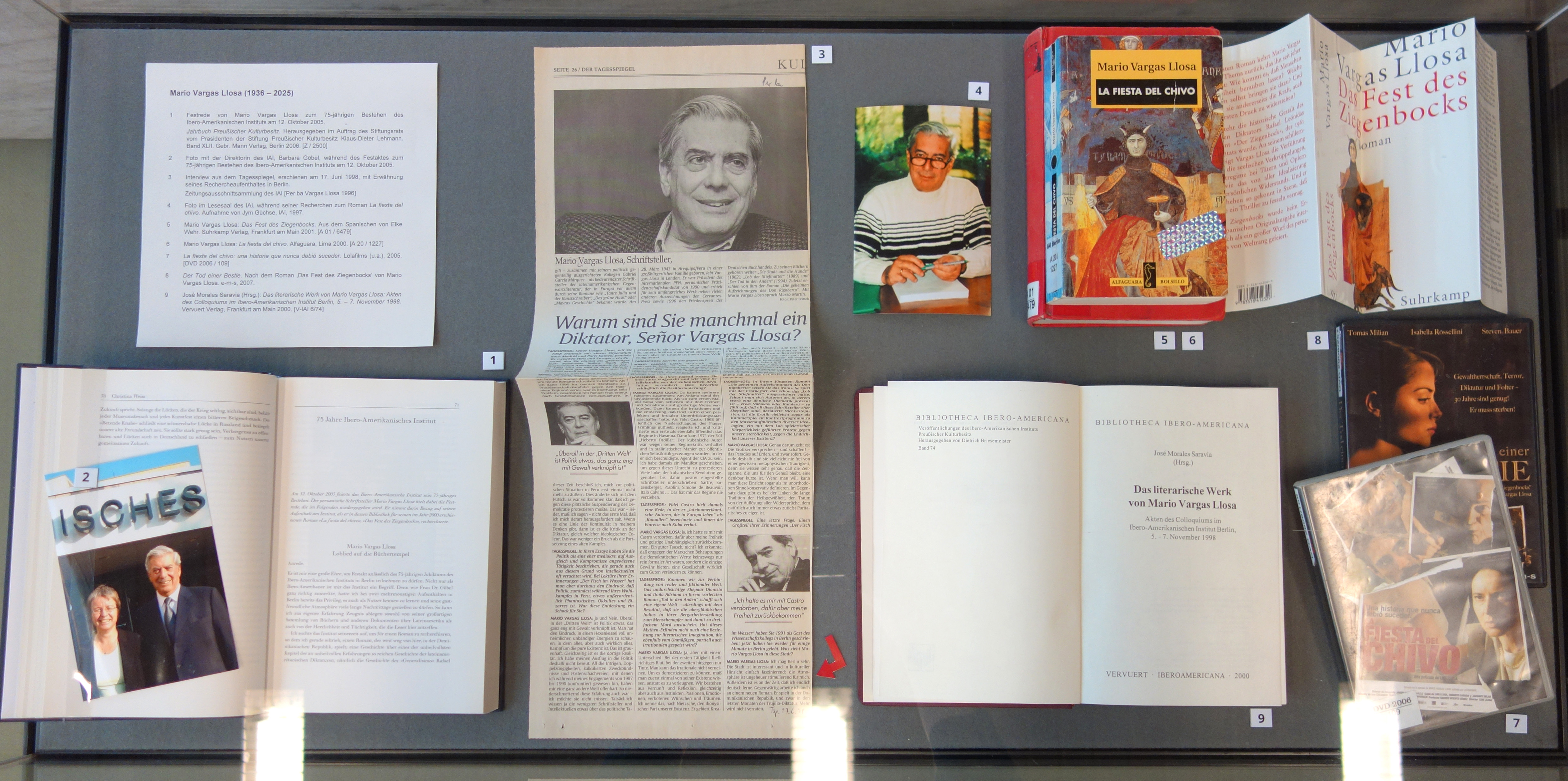 Material diverso sobre Mario Vargas Llosa en una vitrina (abre una ampliación de la imagen)