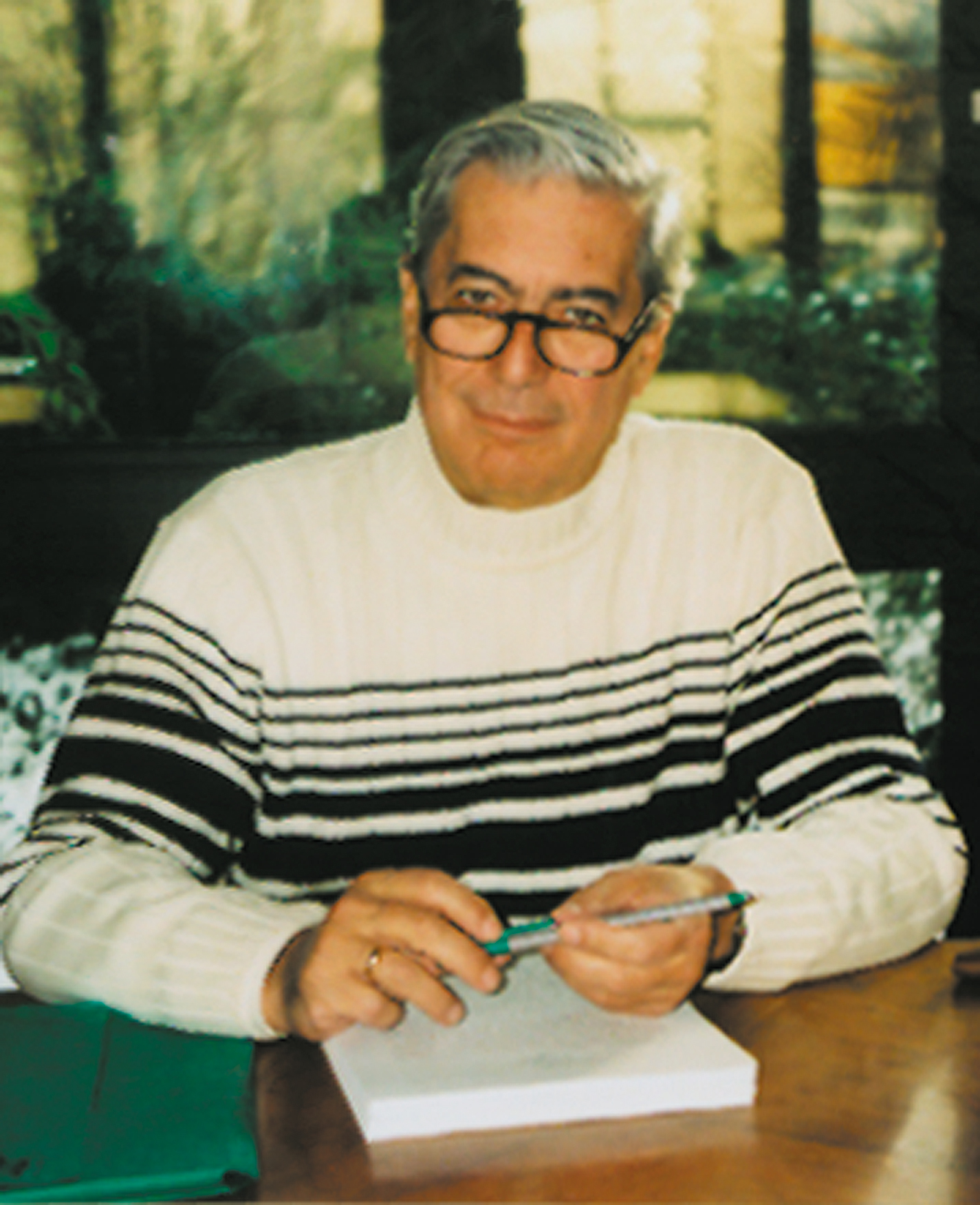 Mario Vargas Llosa con bolígrafo y notas en una mesa de la sala de lectura del IAI (abre una ampliación de la imagen)