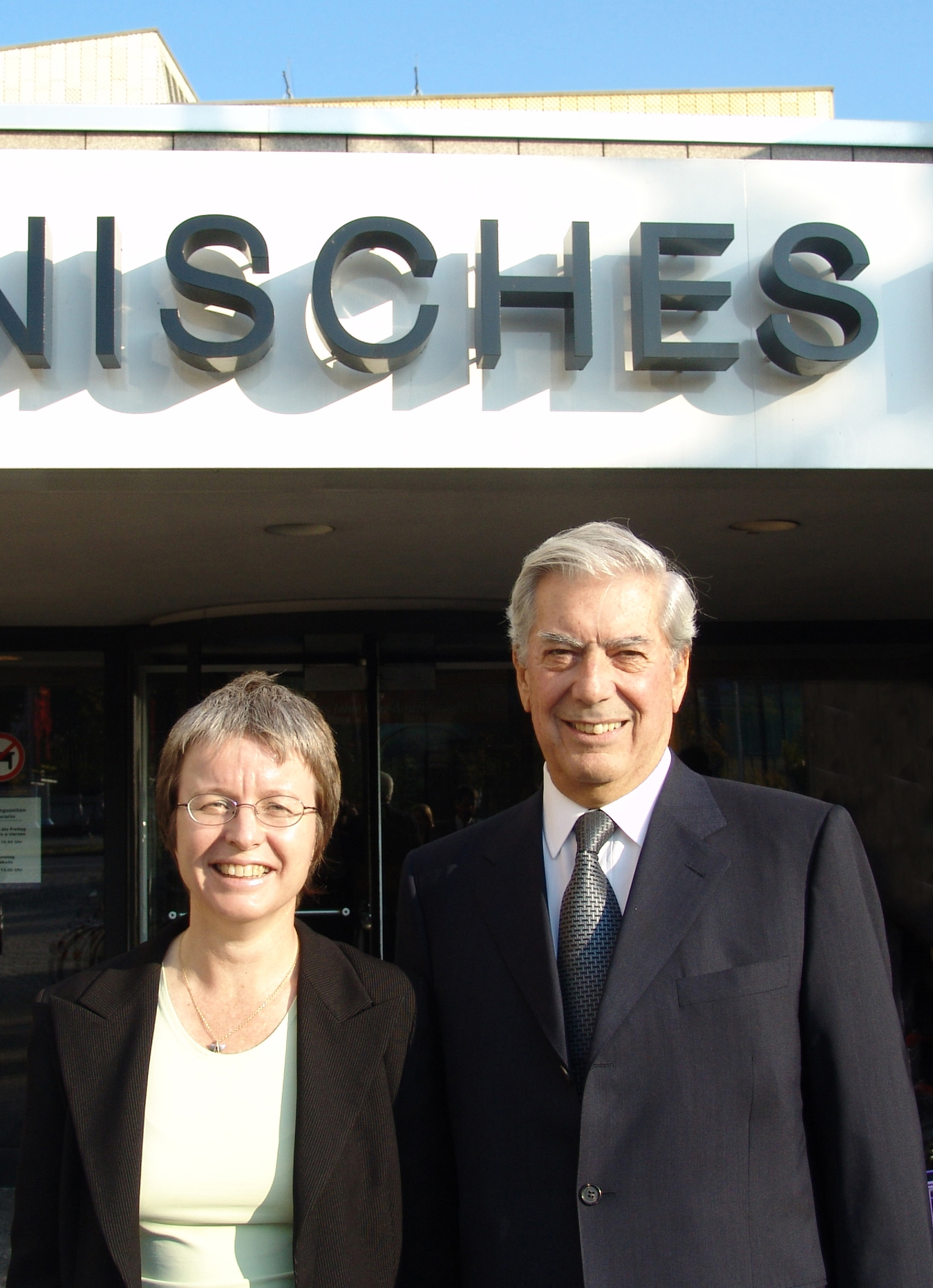 Barbara Göbel y Mario Vargas Llosa ante la entrada del IAI (abre una ampliación de la imagen)