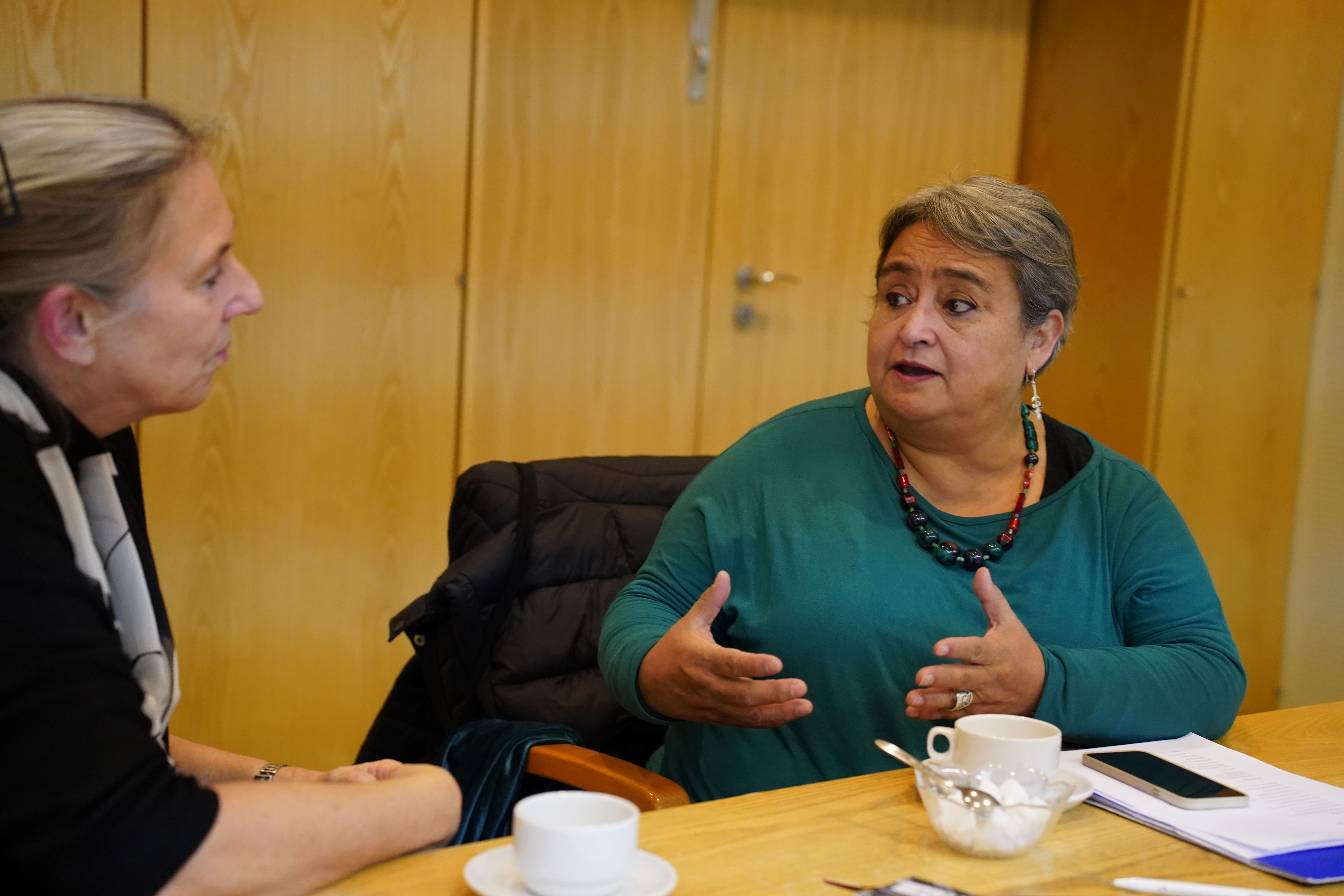 Claudia Hammerschmidt y Rosabetty Muñoz charlando (abre una ampliación de la imagen)