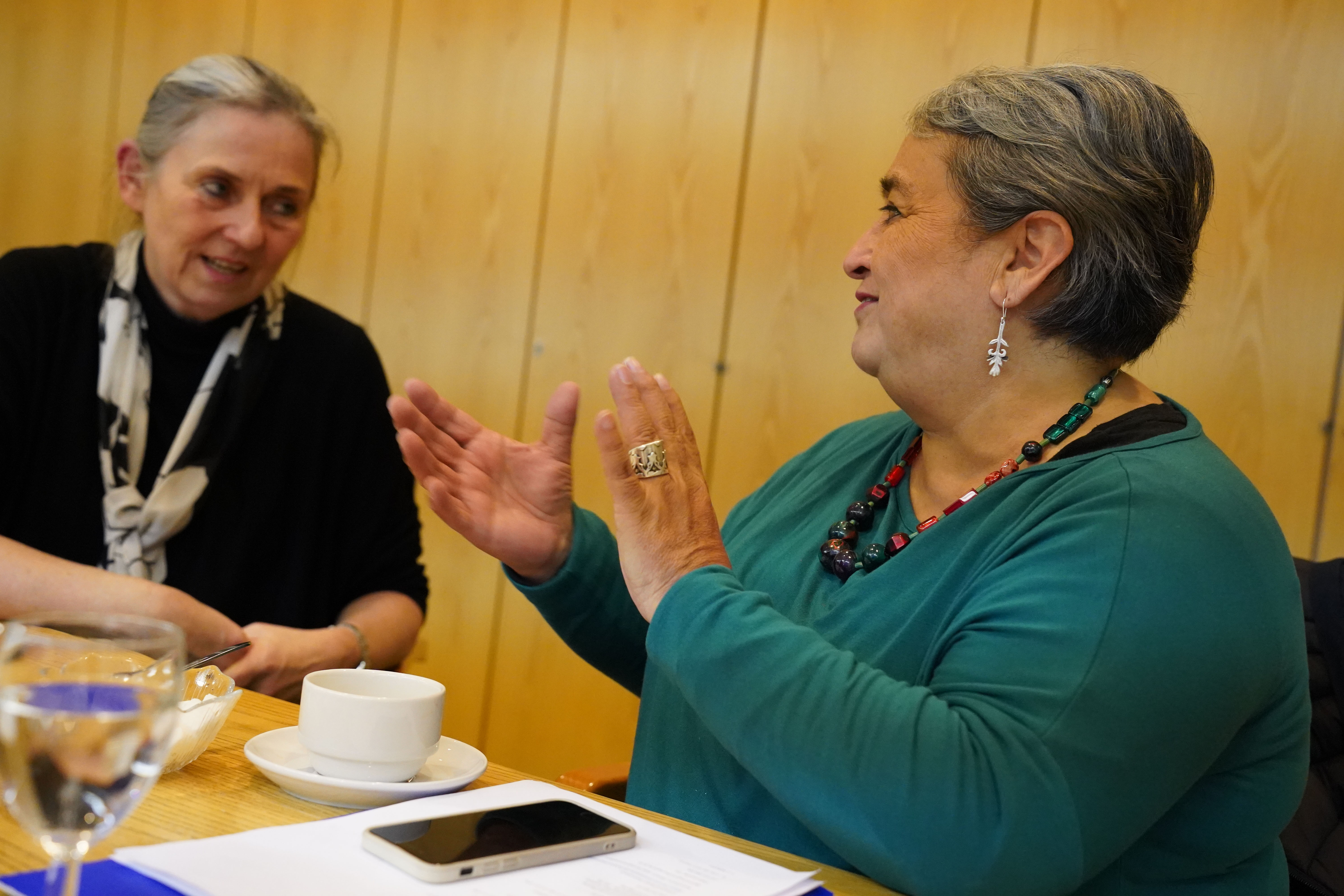 Claudia Hammerschmidt y Rosabetty Muñoz charlando (abre una ampliación de la imagen)