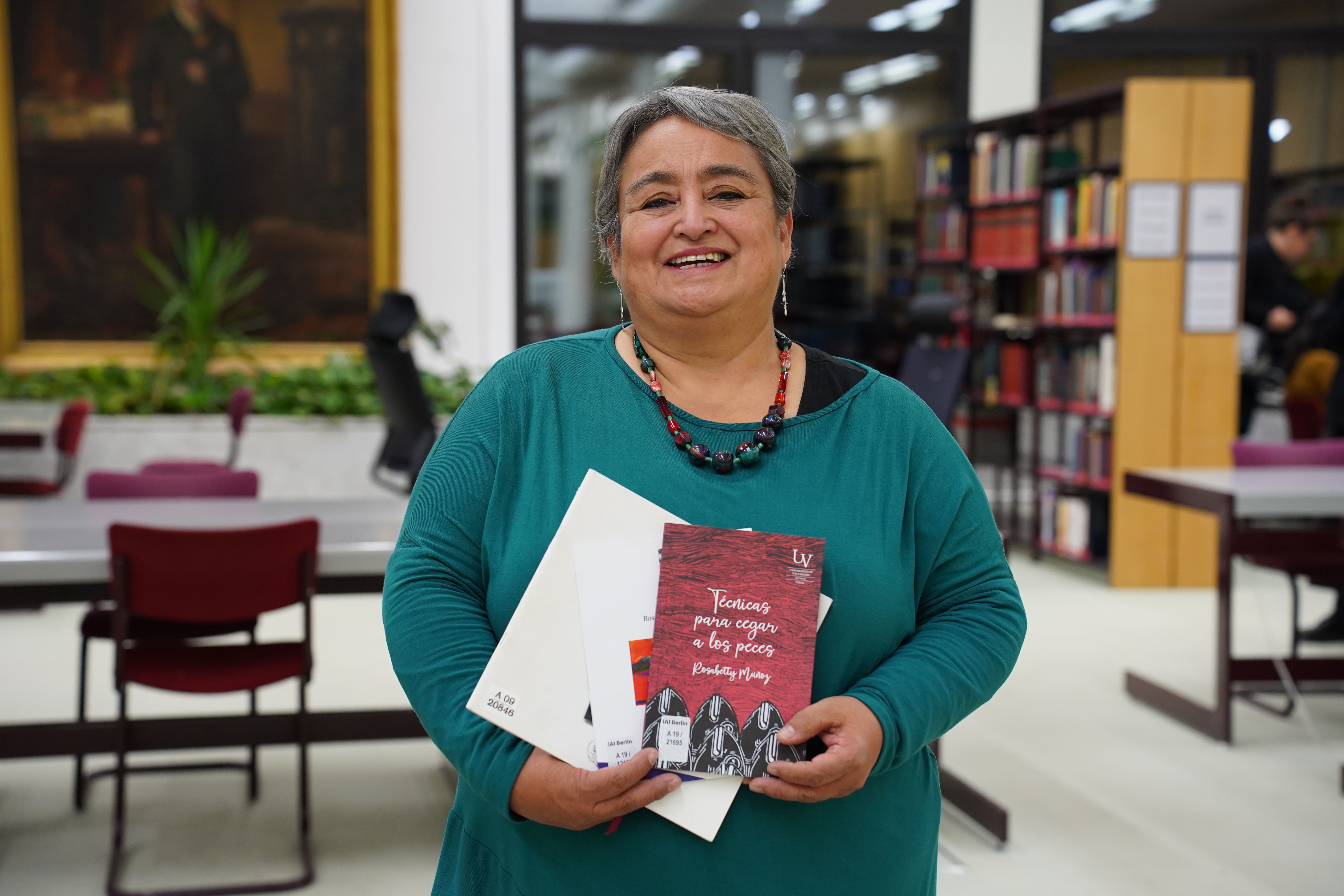 Rosabetty Muñoz en la Sala de lectura del IAI (abre una ampliación de la imagen)