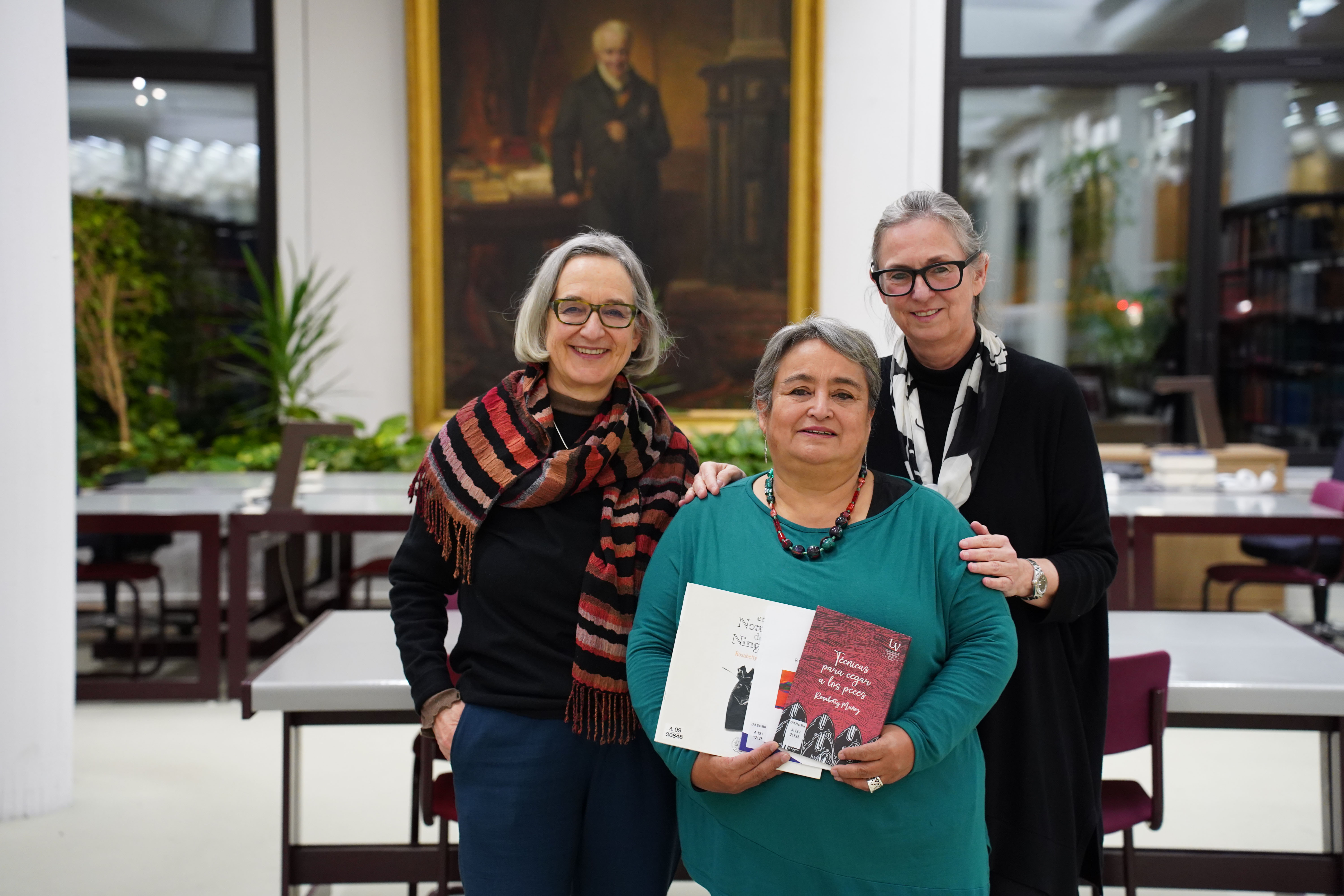 Susanne Klengel, Rosabetty Muñoz y Claudia Hammerschmidten la Sala de lectura del IAI (abre una ampliación de la imagen)
