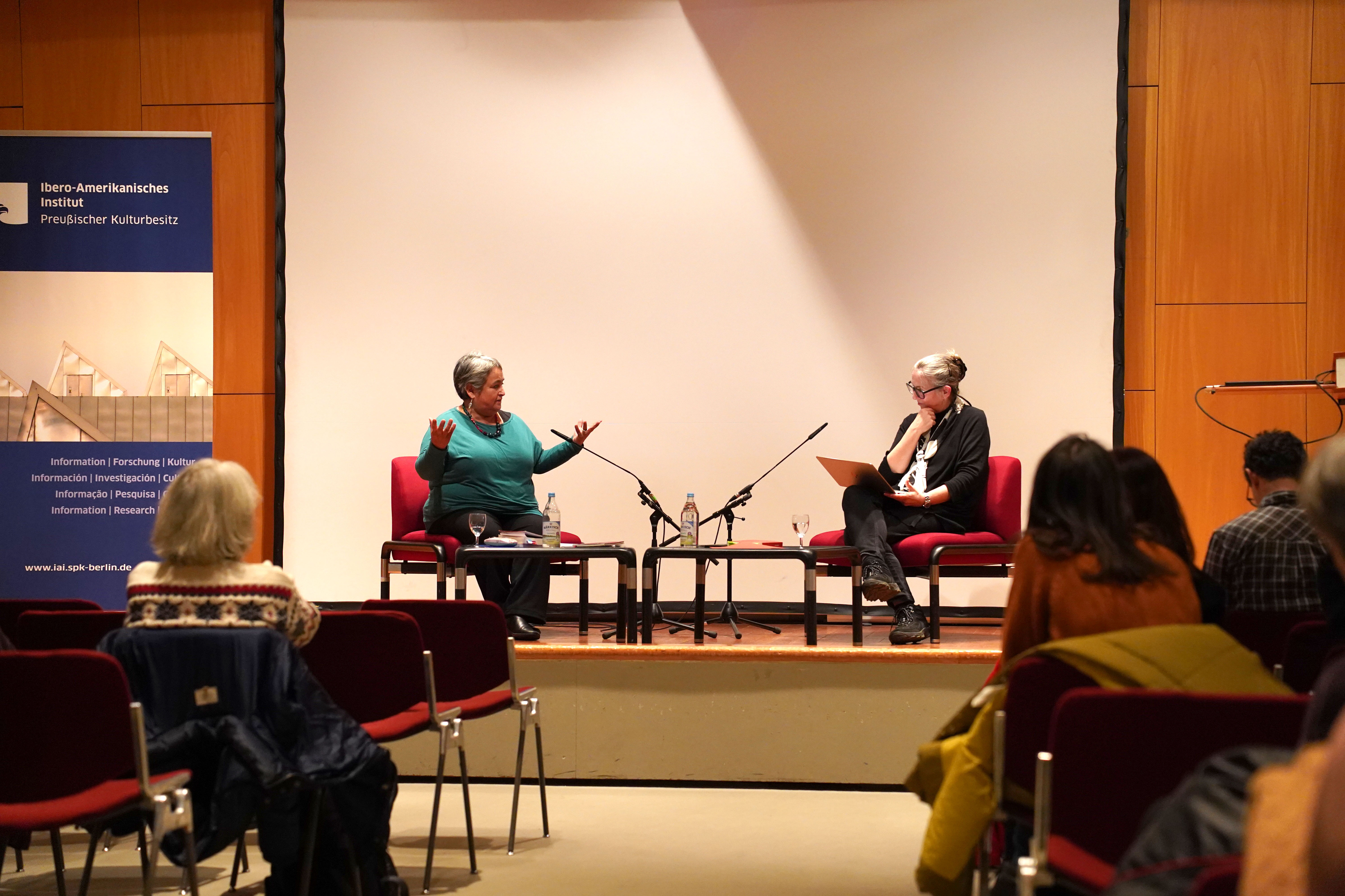 Rosabetty Muñoz en el escenario conversando con Claudia Hammerschmidt (abre una ampliación de la imagen)