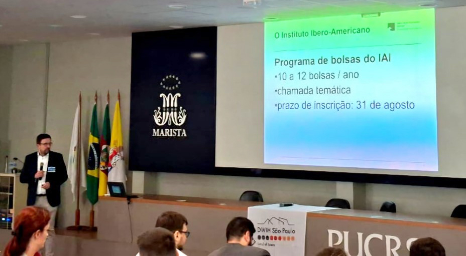 Christoph Müller is standing in front of an audience and explaining a slide