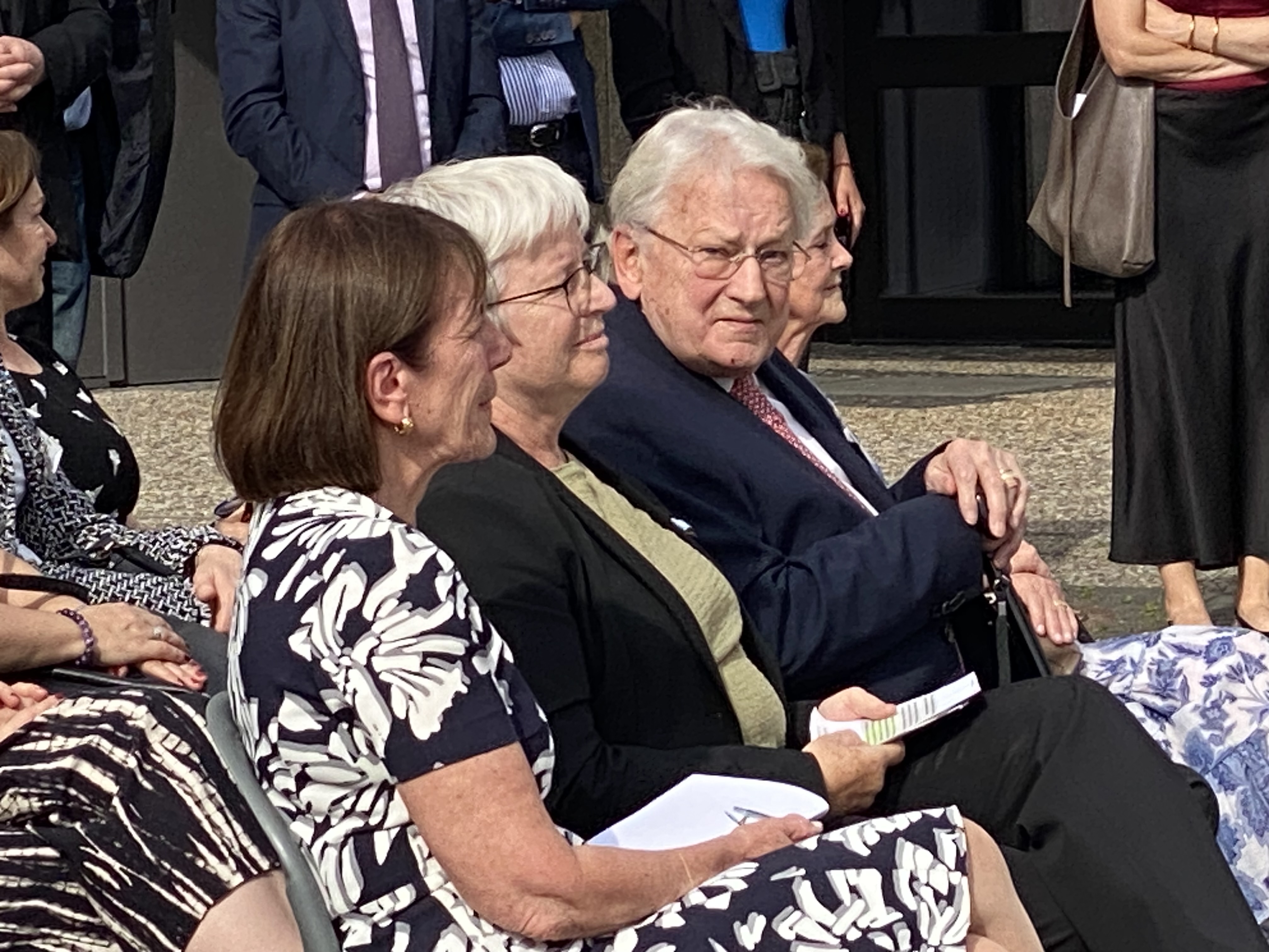 3 Personen sitzen nebeneinander
