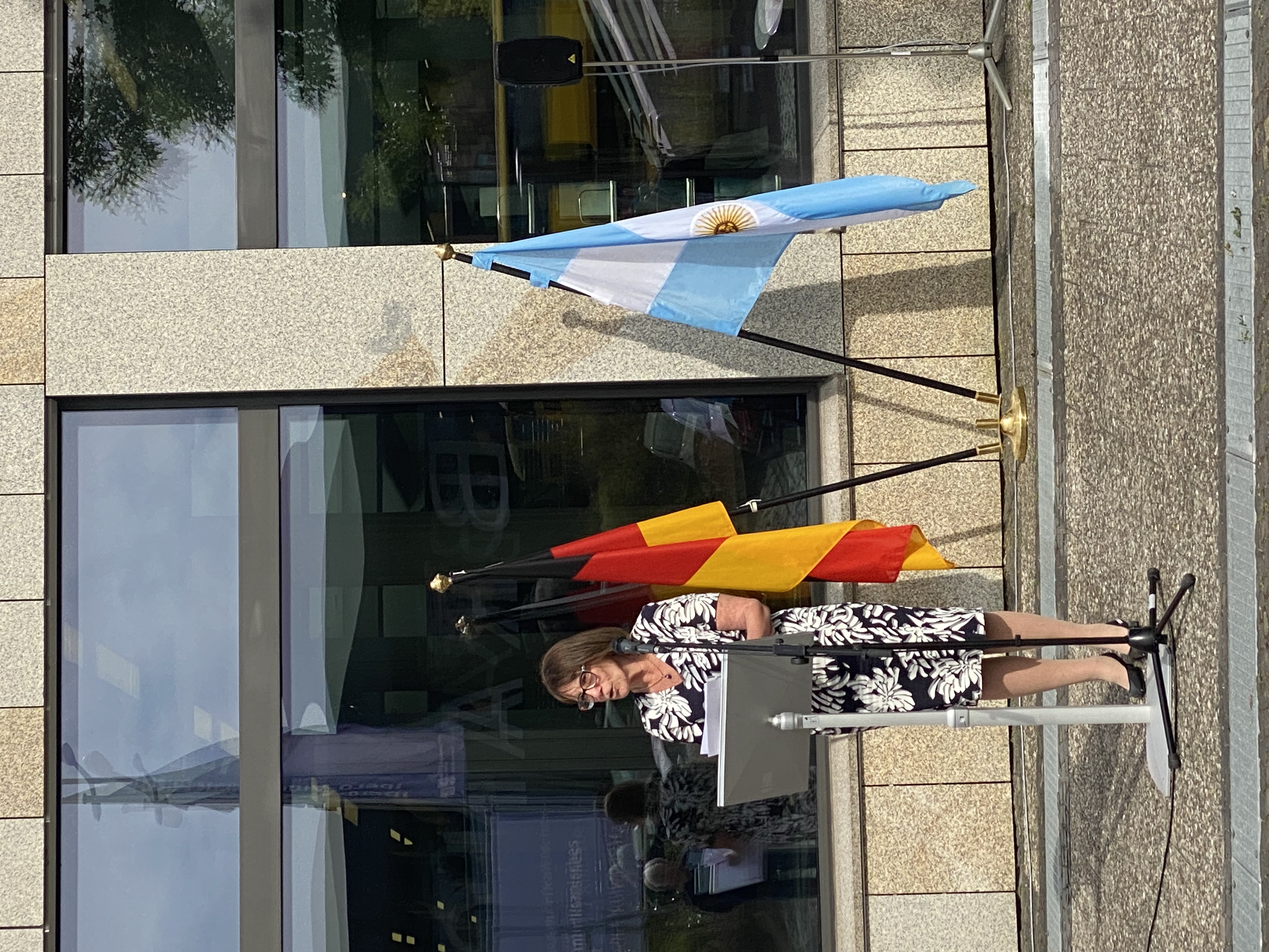 1 Person vor den Flaggen Deutschlands und Argentiniens