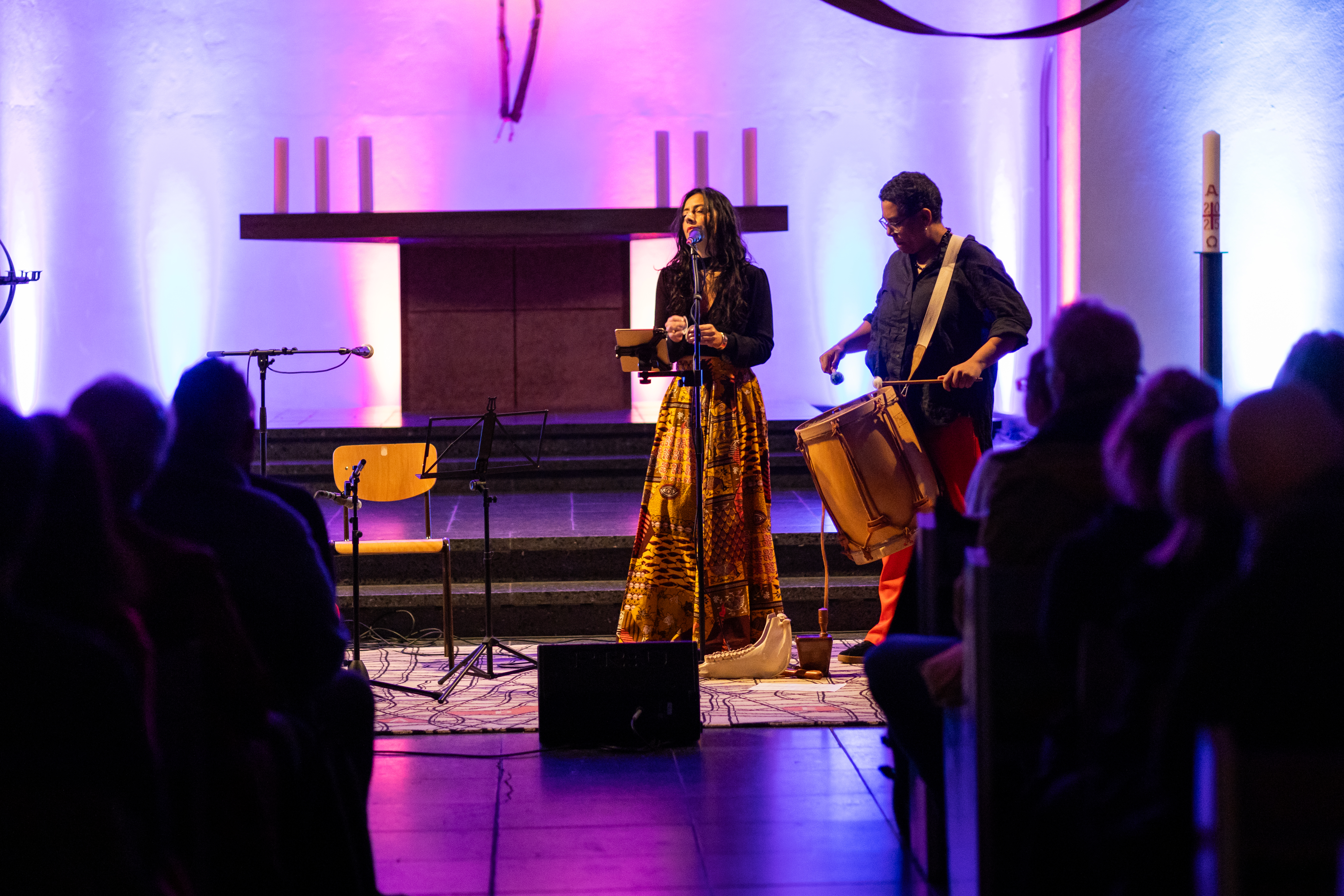 Sängerin und Percussionistin auf der Bühne (öffnet Vergrößerung des Bildes)
