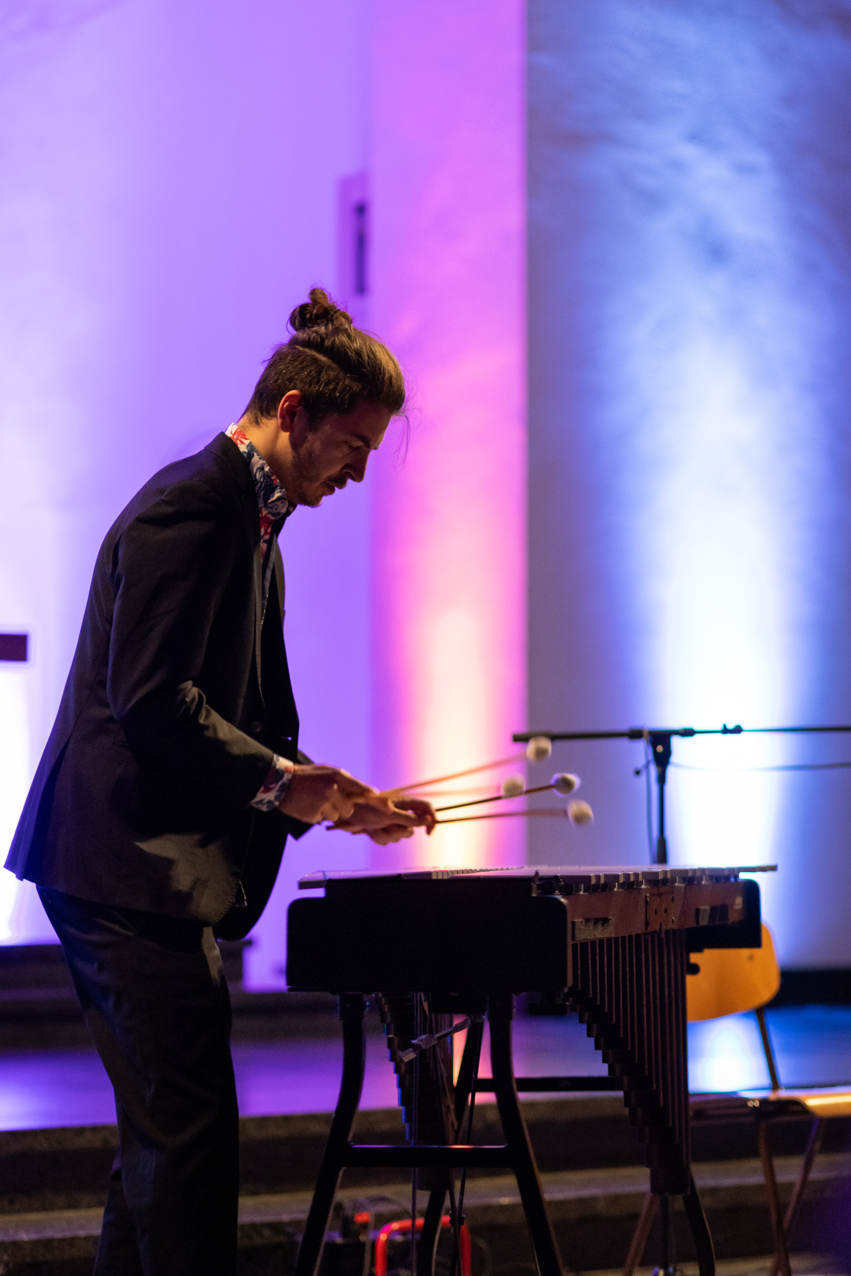Musiker am Vibraphon auf der Bühne (öffnet Vergrößerung des Bildes)