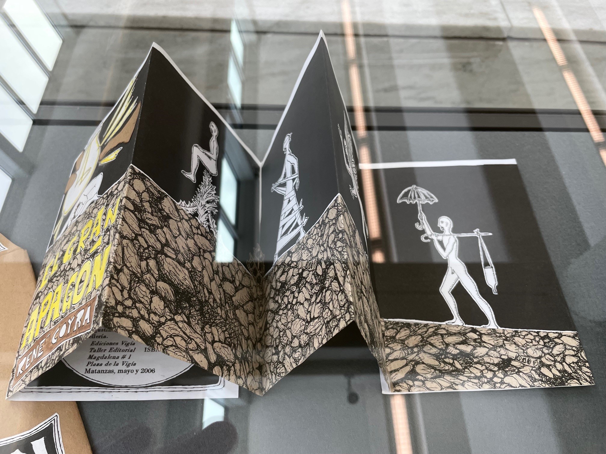 Vitrine com livros feitos à mão com papelão e outros materiais