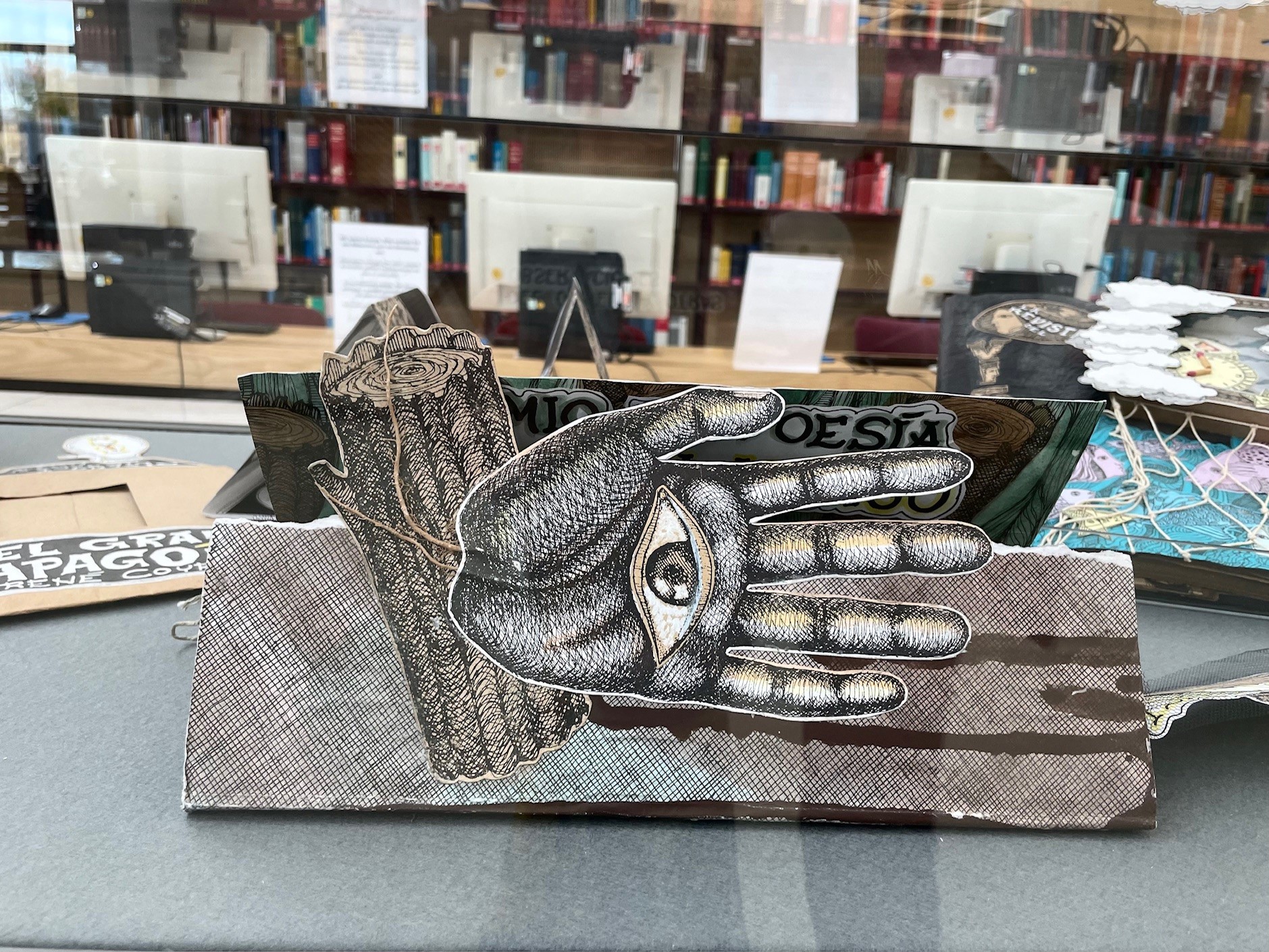 Vitrine com livros feitos à mão com papelão e outros materiais