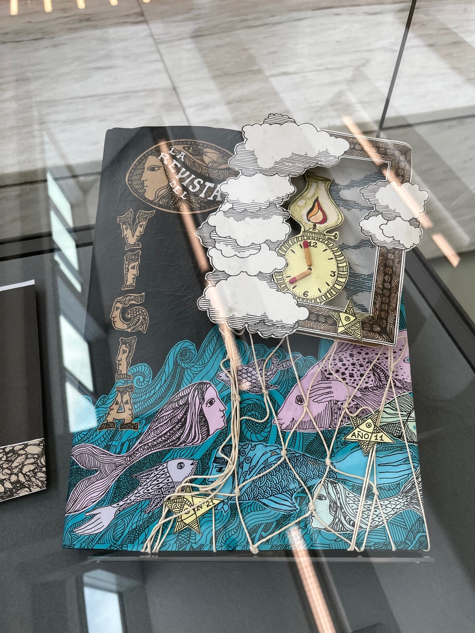 Vitrine com livros feitos à mão com papelão e outros materiais