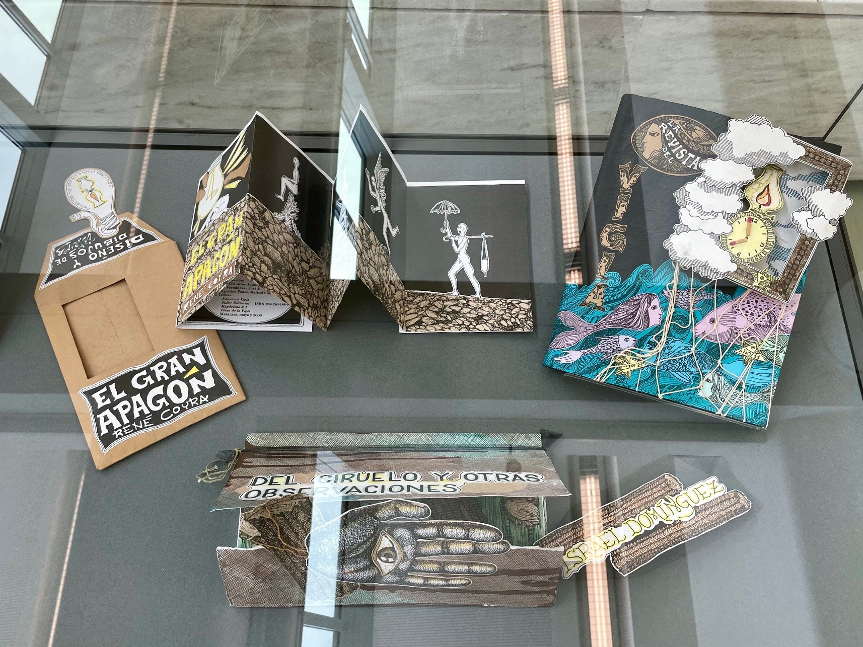 Vitrine com livros feitos à mão com papelão e outros materiais