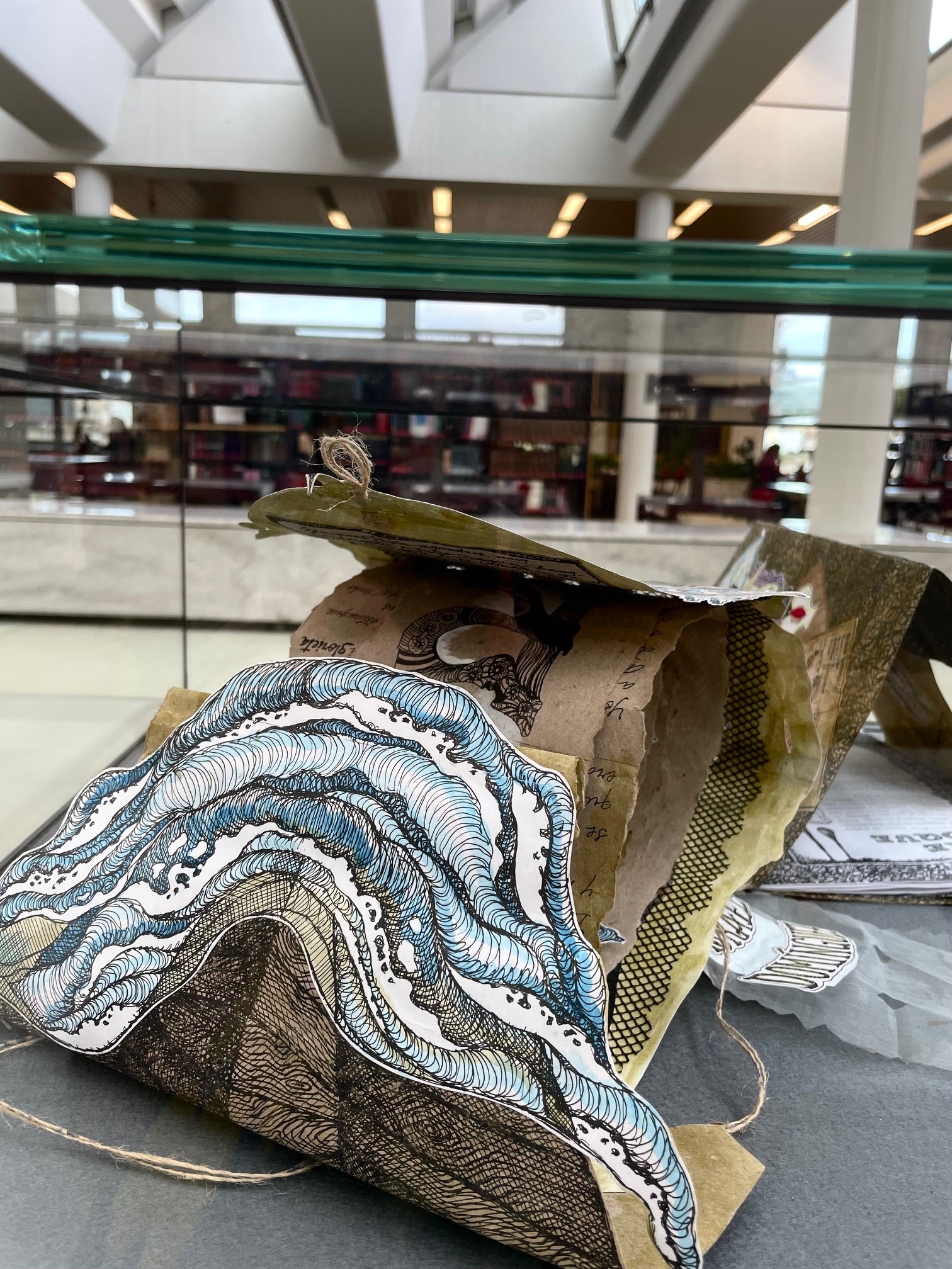 Vitrine com livros feitos à mão com papelão e outros materiais