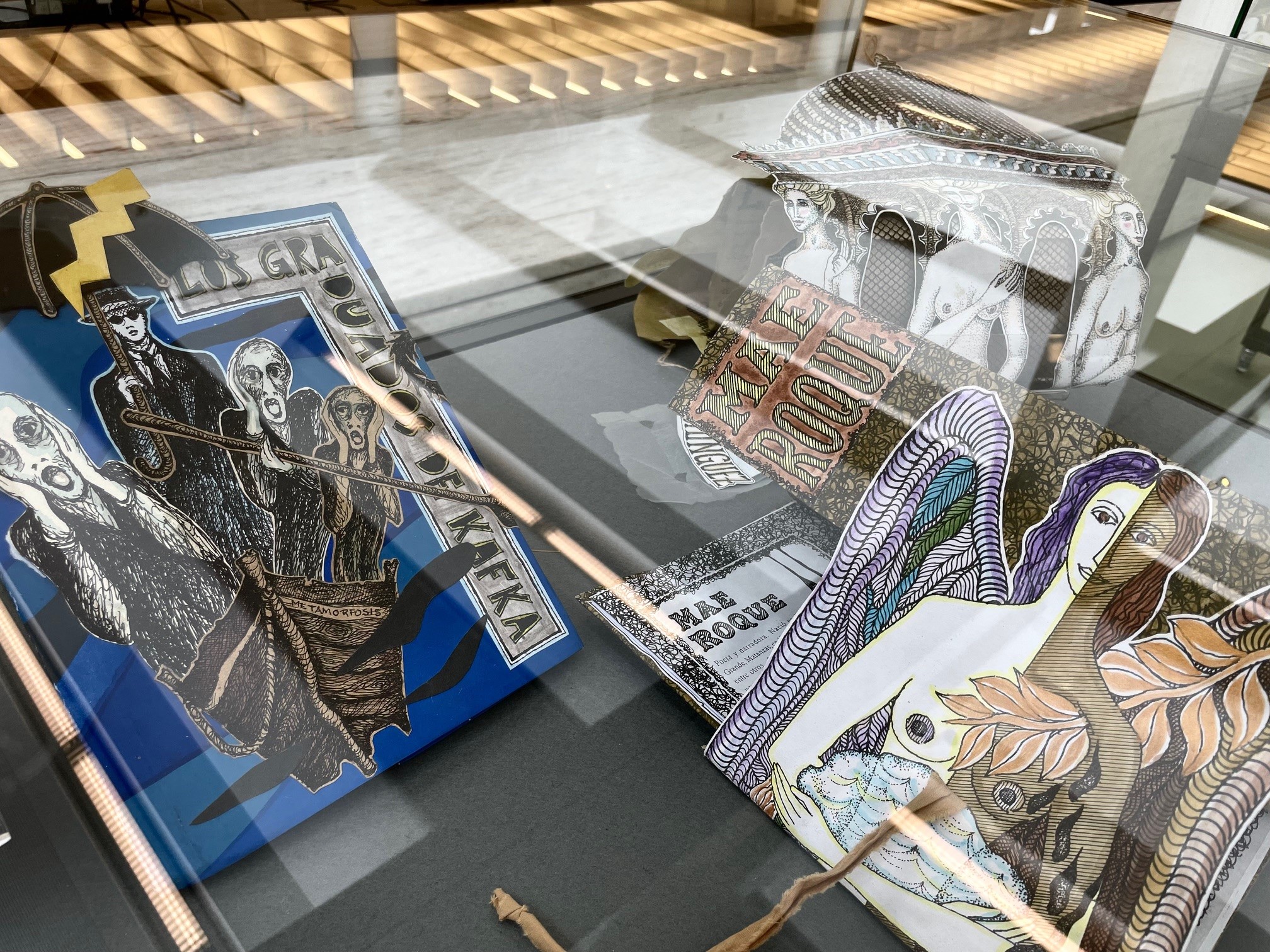 Vitrine com livros feitos à mão com papelão e outros materiais