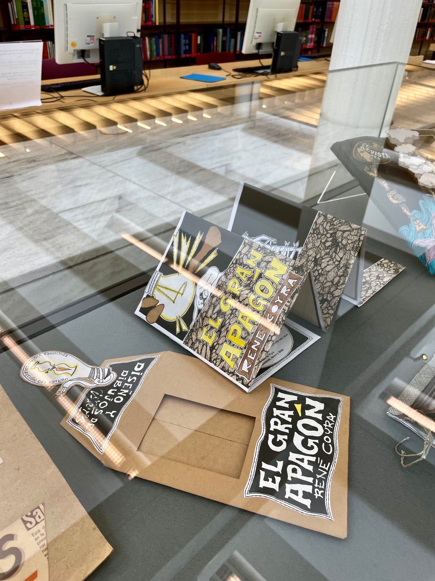 Vitrine com livros feitos à mão com papelão e outros materiais