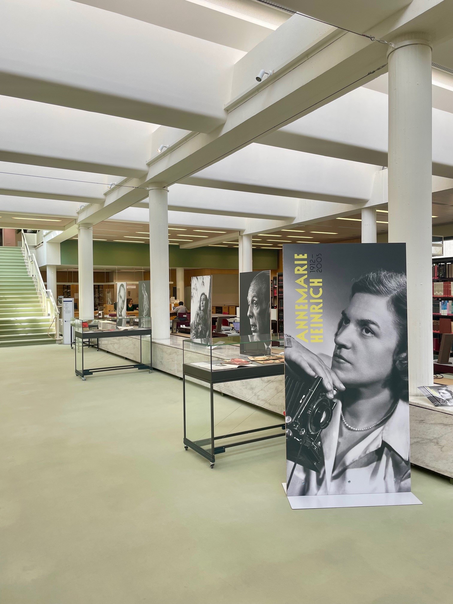 Blick in den Gang des Lesesaals mit Ausstellungstafeln und Vitrinen