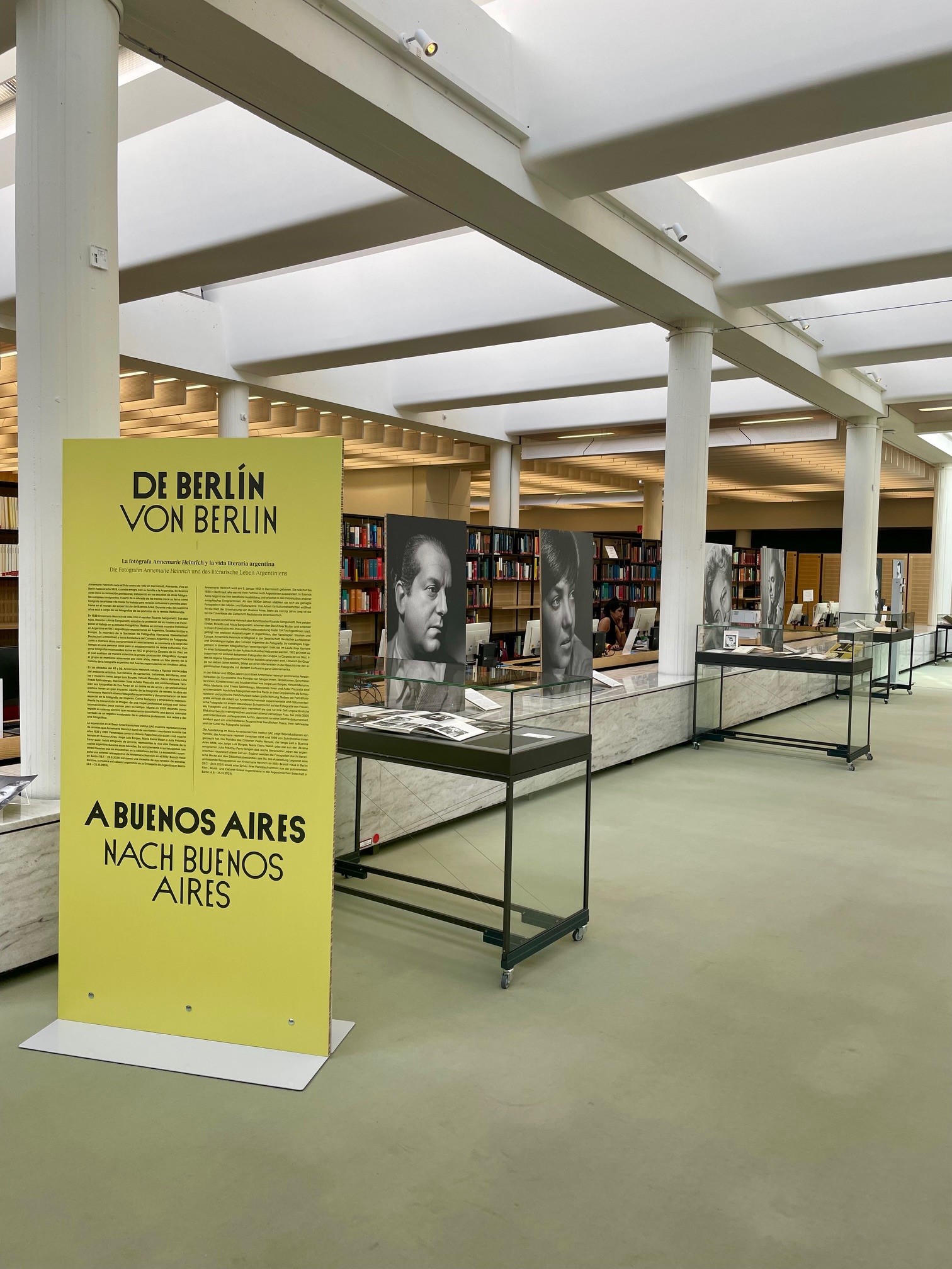 Blick in den Gang des Lesesaals mit Ausstellungstafeln und Vitrinen