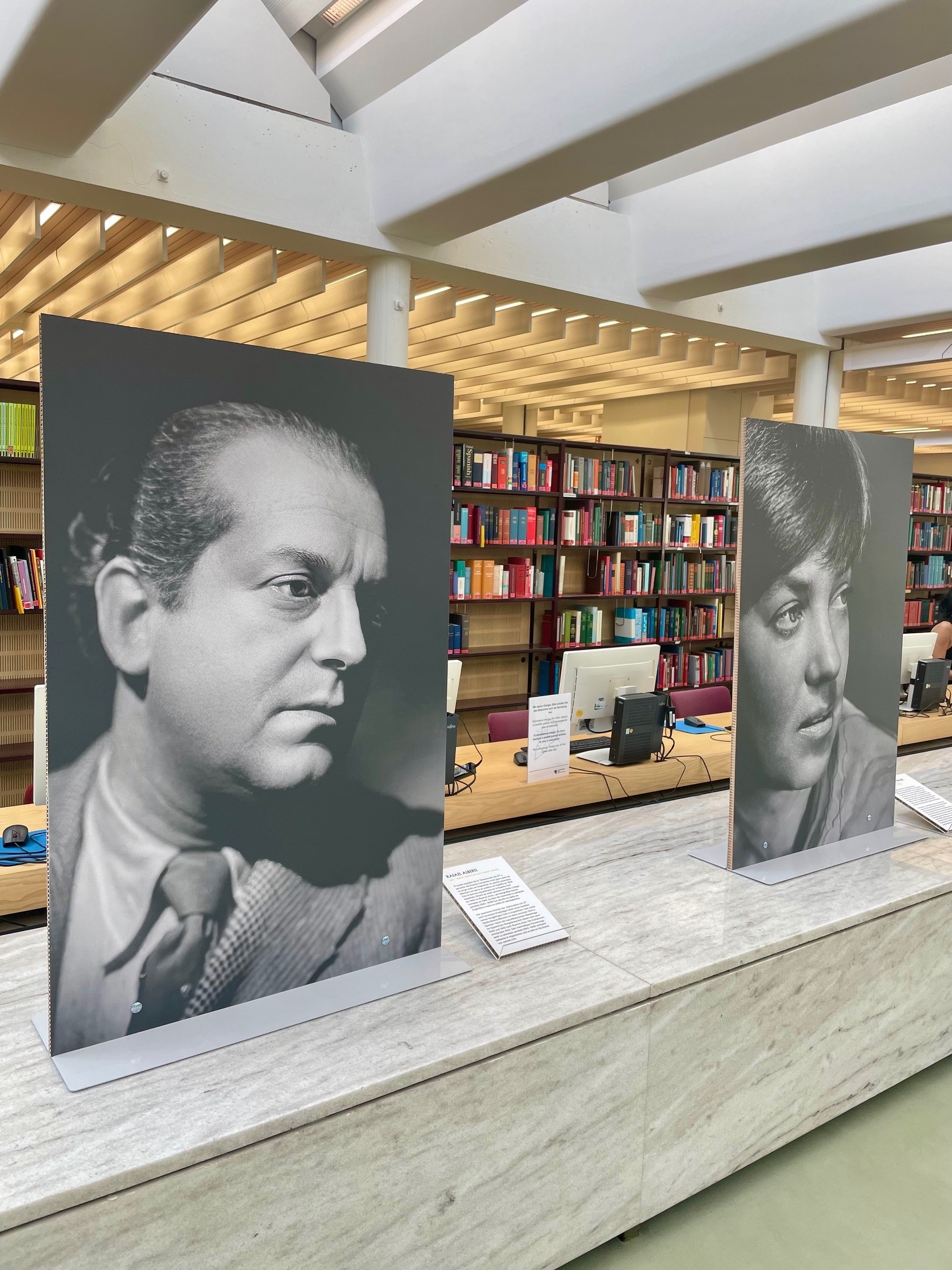 Blick in den Gang des Lesesaals mit Ausstellungstafeln