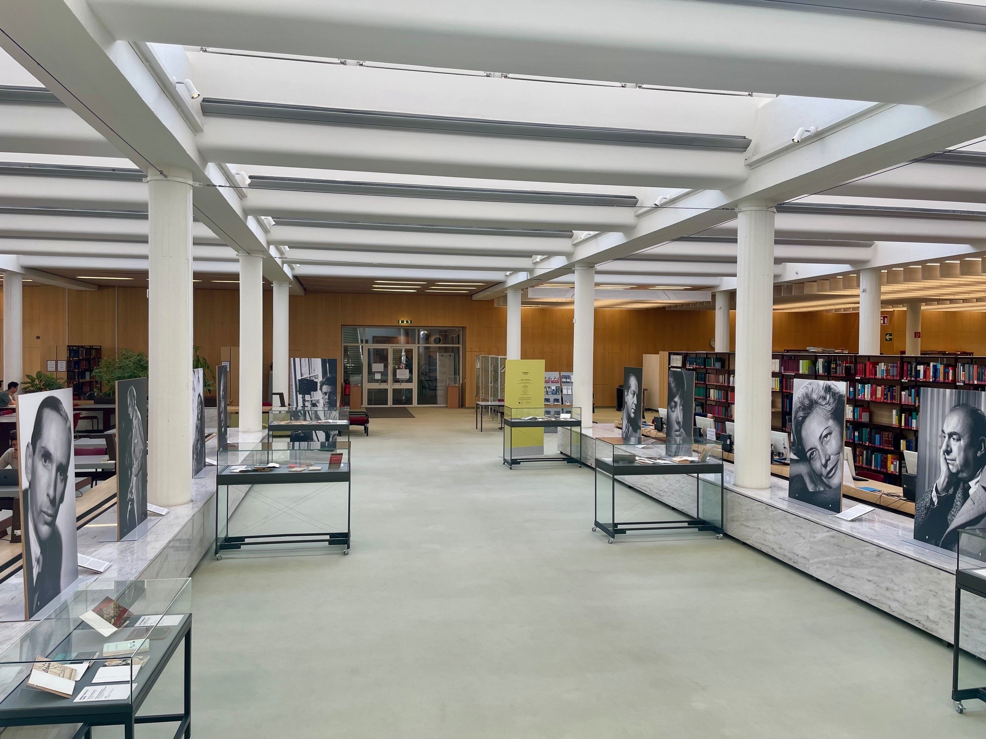 Blick in den Gang des Lesesaals mit Ausstellungstafeln und Vitrinen