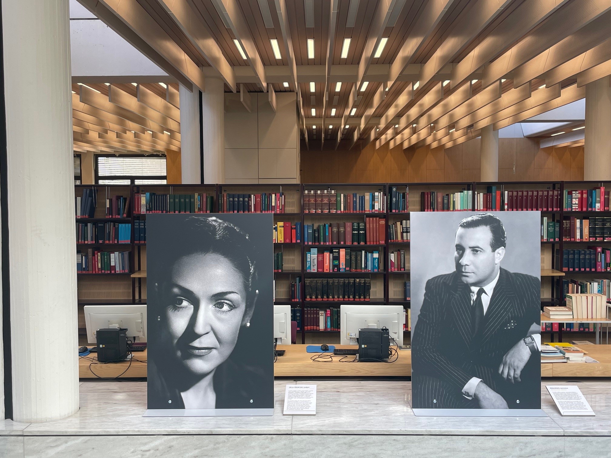 Blick in den Gang des Lesesaals mit Ausstellungstafeln 