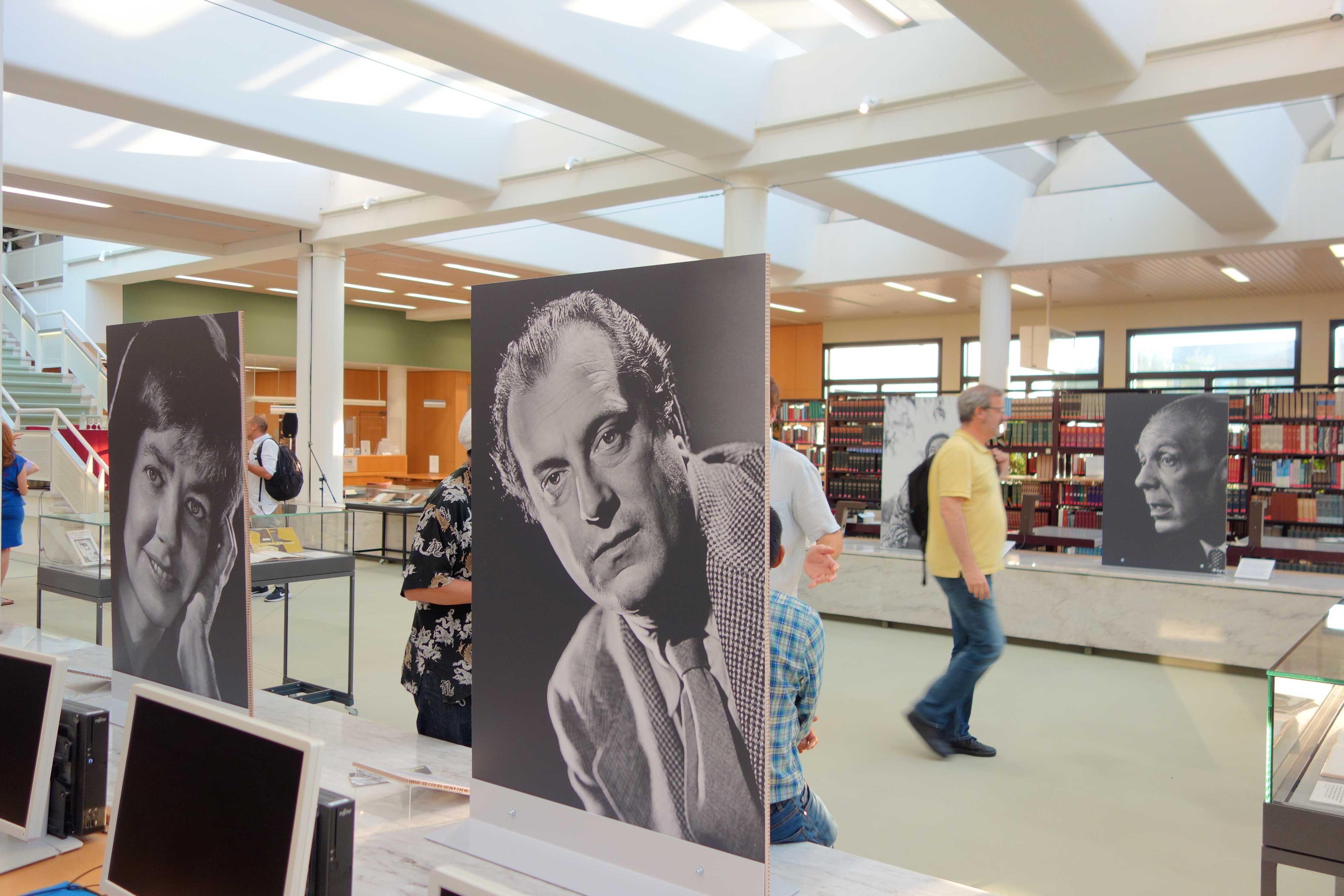 Blick in den Gang des Lesesaals mit Ausstellungstafeln und Vitrinen