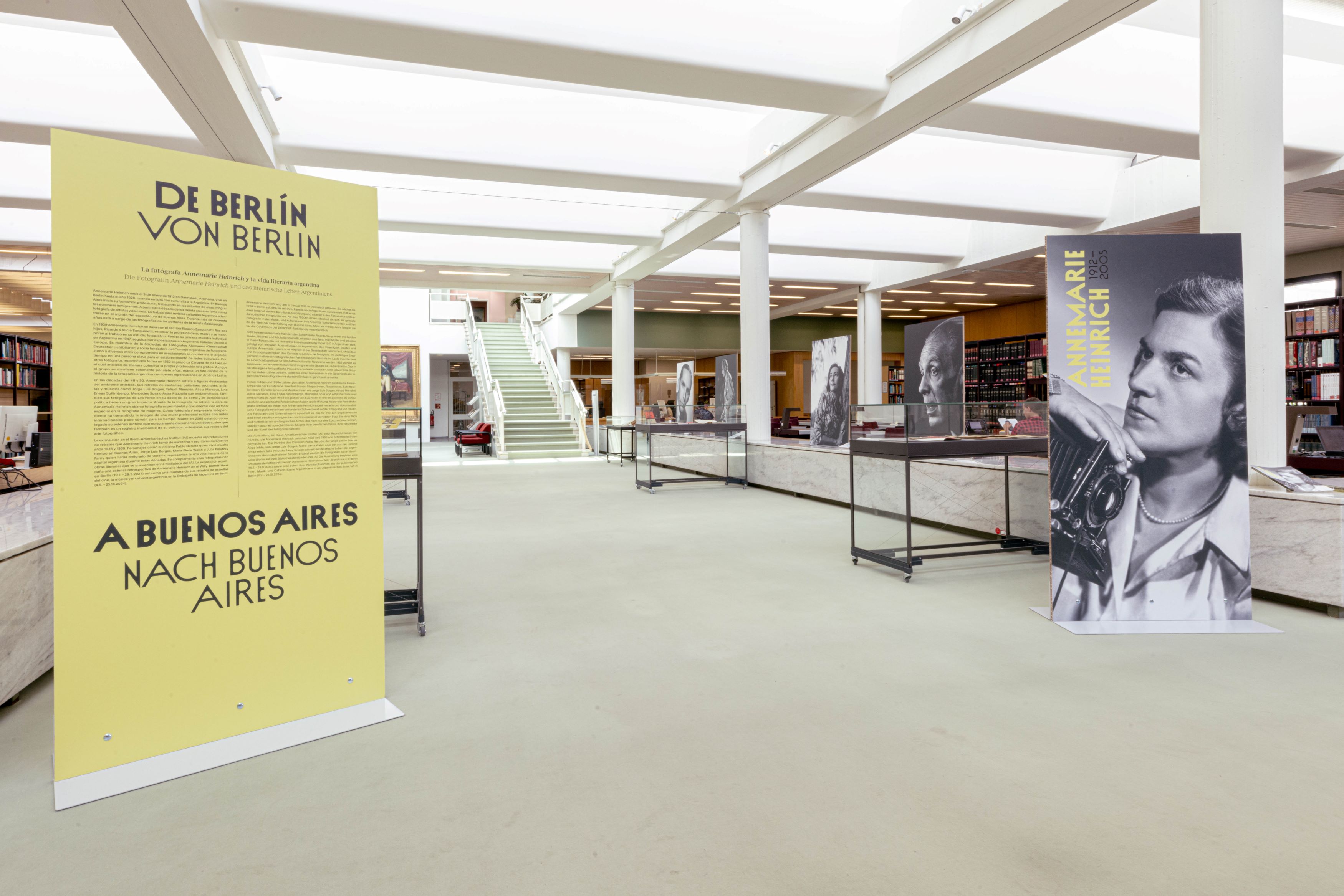 Mittelgang des Lesesaals mit Ausstellungstafeln und Vitrinen