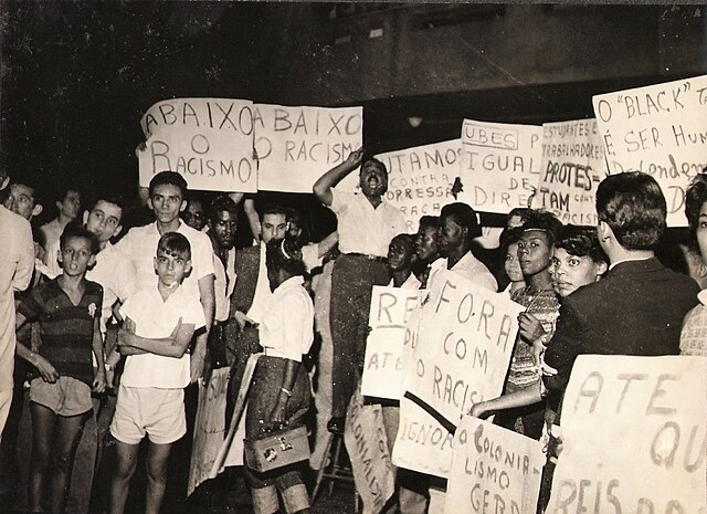 Foto histórica de manifestantes negros em torno do político brasileiro Abdias do Nascimento