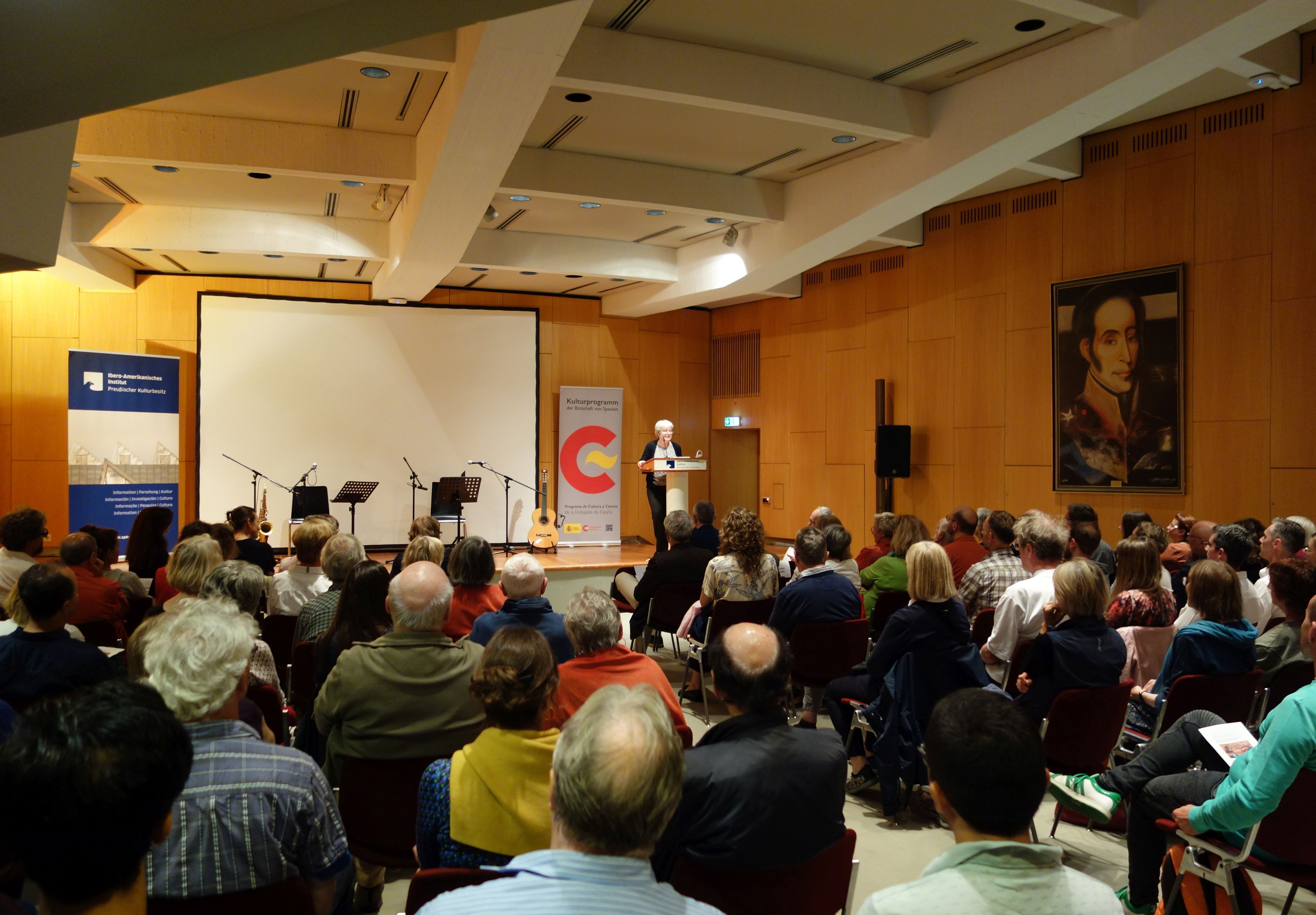 Barbara Göbel spricht vom Stehpult auf der Bühne (öffnet Vergrößerung des Bildes)