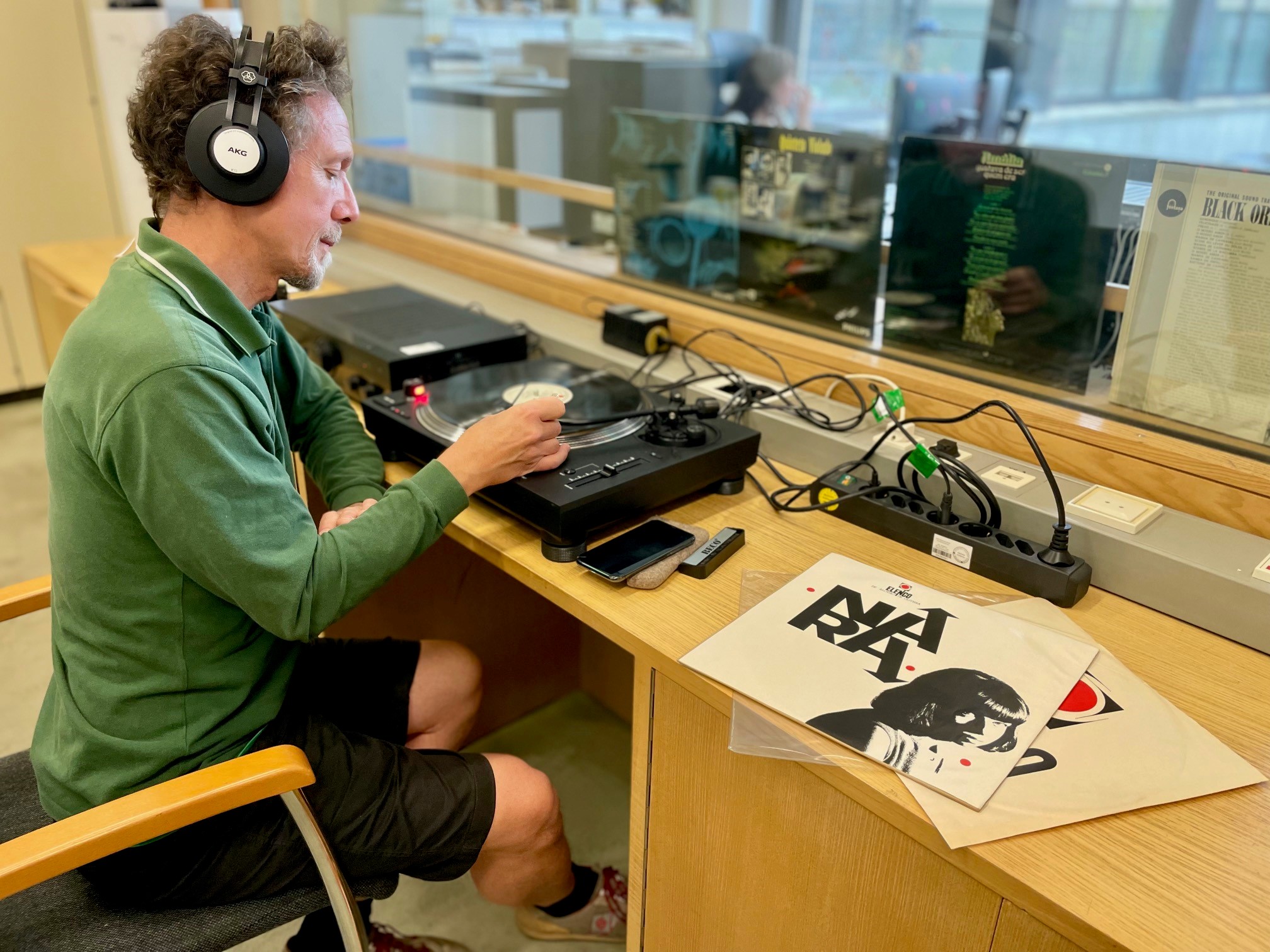 DJ HP Dubben vor einem Plattenspieler mit Schallplatte (öffnet Vergrößerung des Bildes)