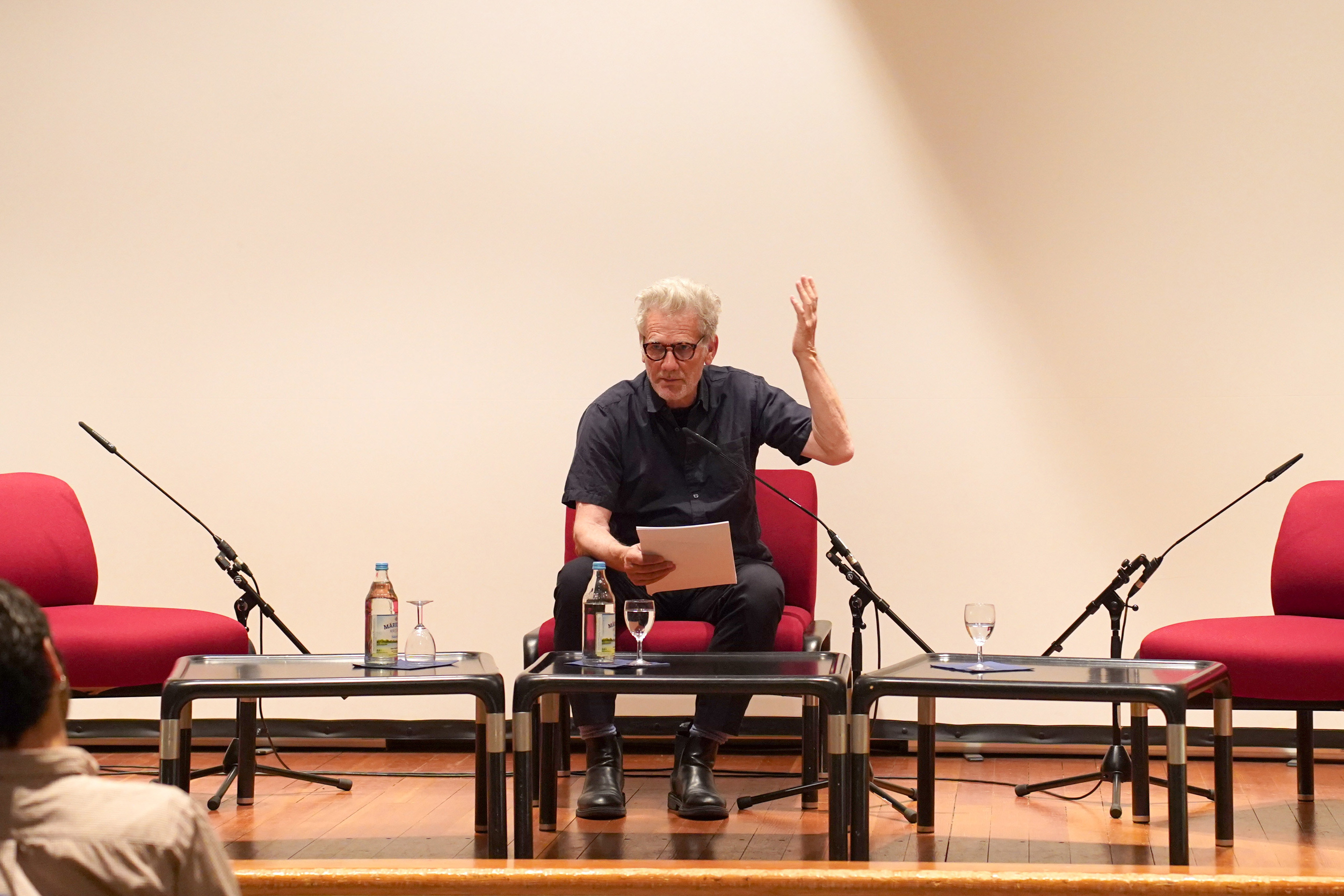 El autor Alan Pauls recita su texto en el escenario