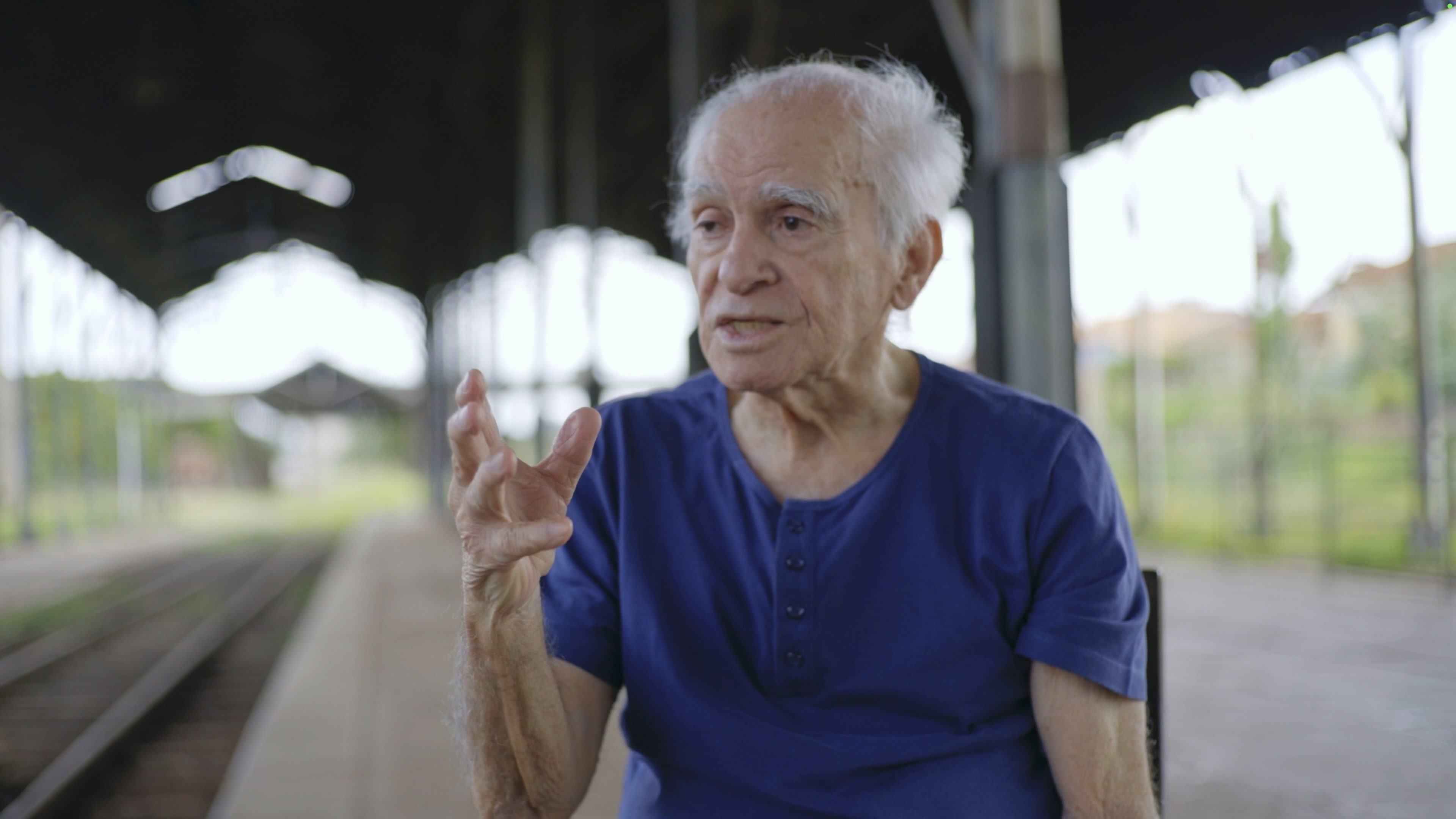Foto von Ignácio de Loyola Brandão auf einem Bahnsteig (öffnet Vergrößerung des Bildes)