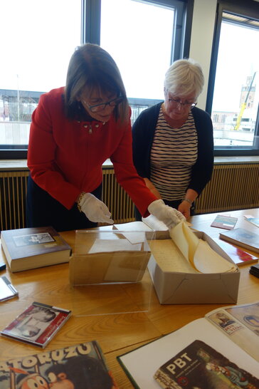 Zewi Personen betrachten Bestände des IAI