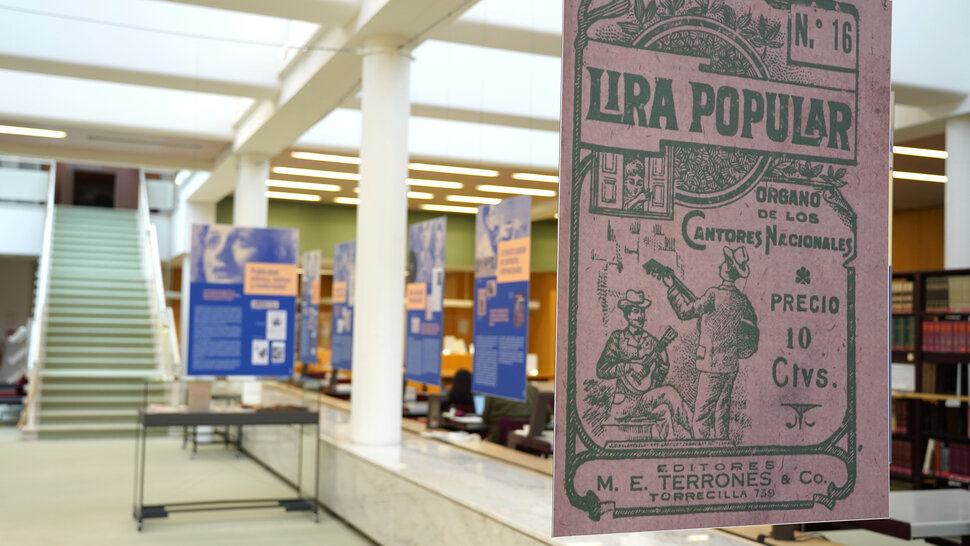 Blick in die Ausstellung mit Detail eines Liederheftes (öffnet Vergrößerung des Bildes)
