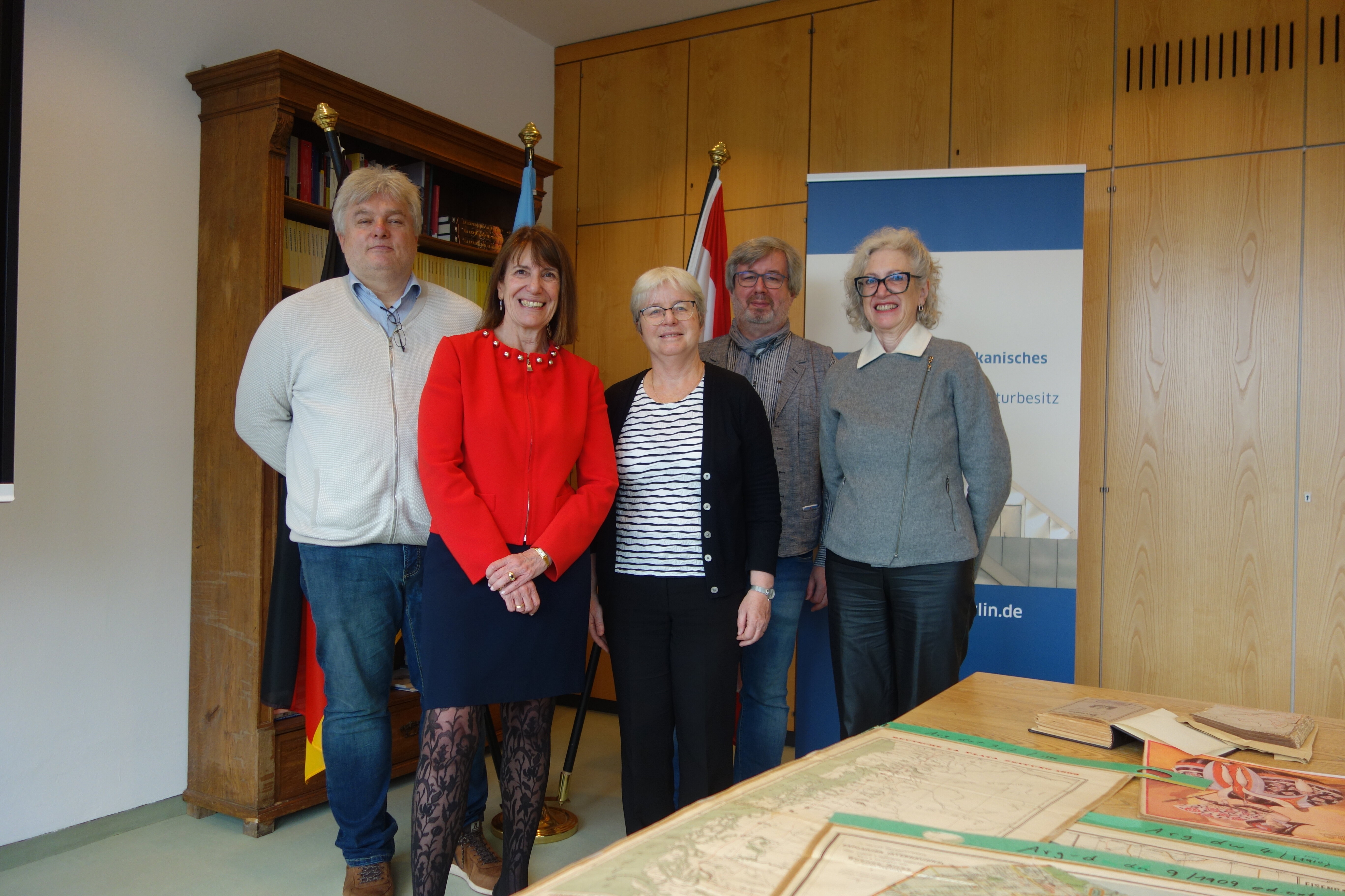 Vier Personen schauen in die Kamera