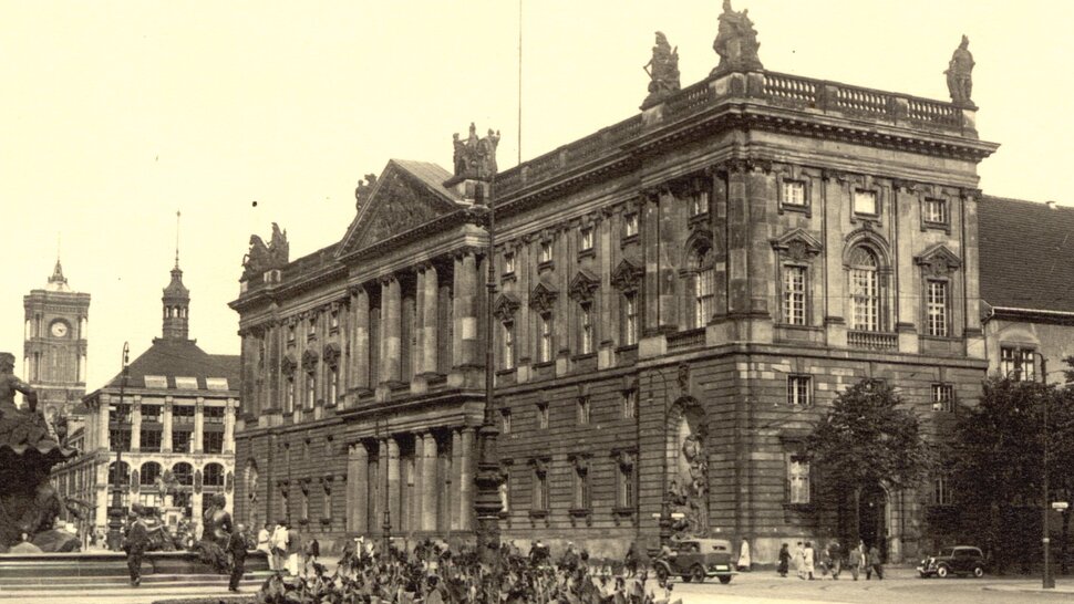 Historische Außenaufnahme des ersten IAI-Gebäudes (öffnet Vergrößerung des Bildes)
