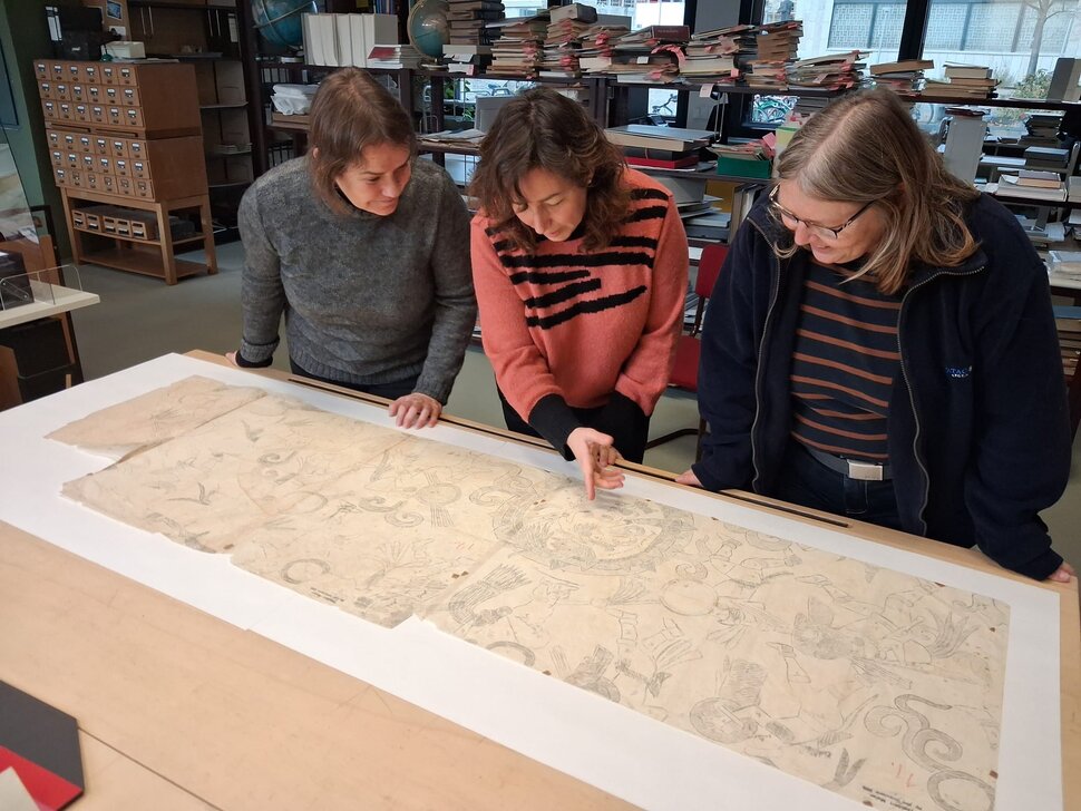 Eine detailreiche Zeichnung auf einem Tisch im Kartenlesesaal des IAI