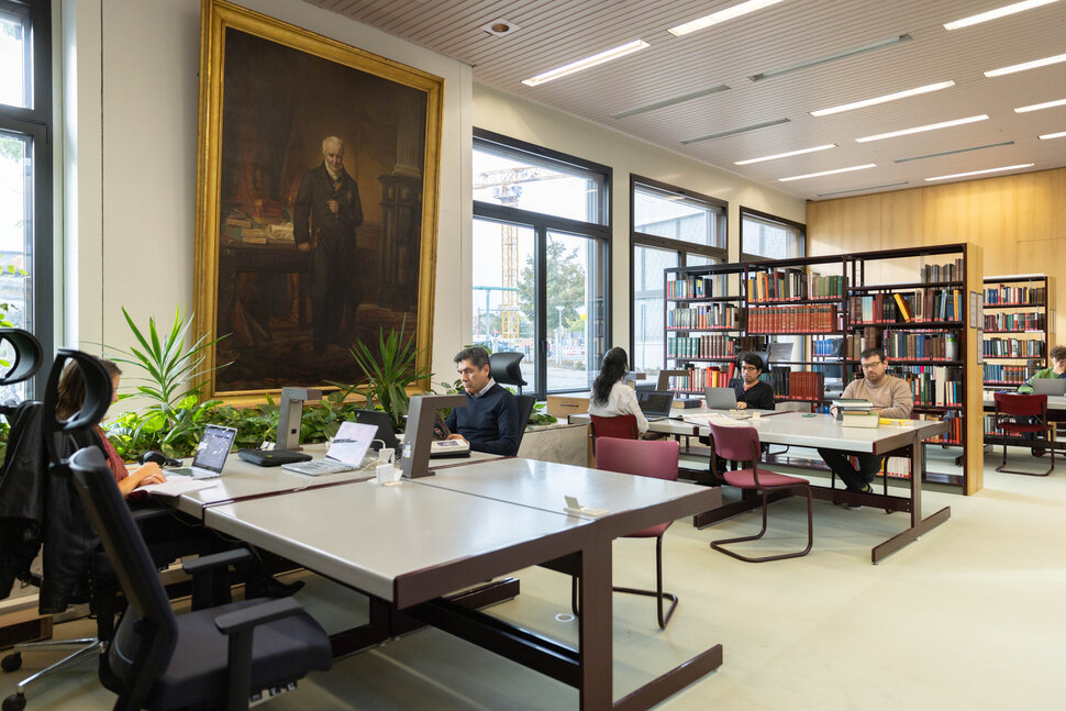 Usuarios en puestos de trabajo en la sala de lectura