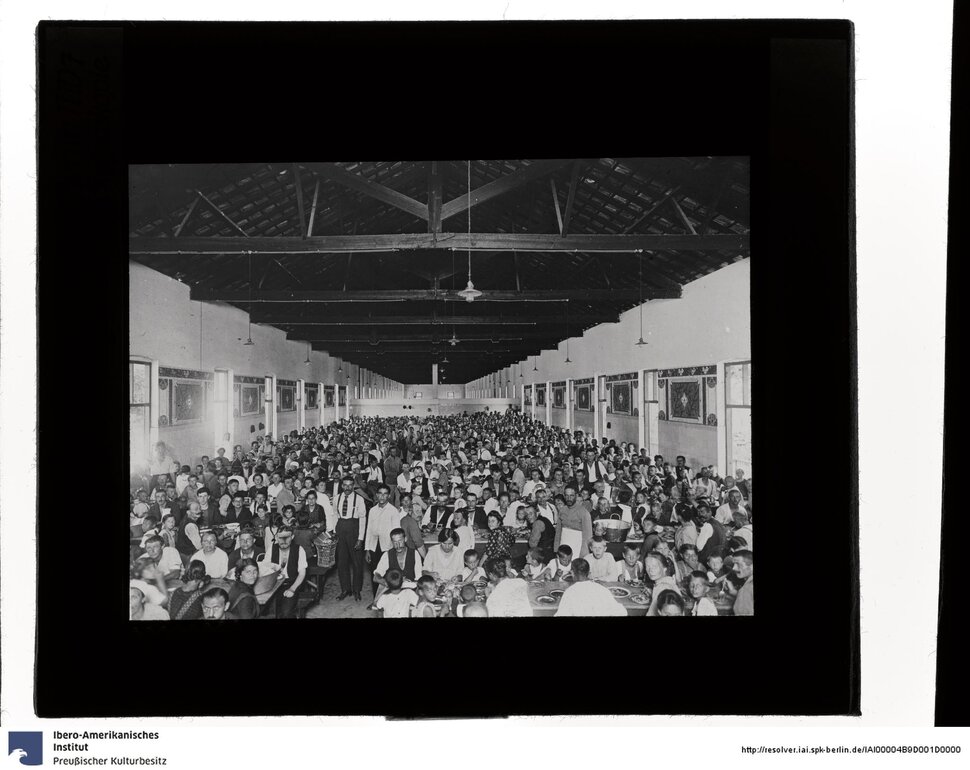 Historisches Foto von Einwanderern in einer Ankunftshalle